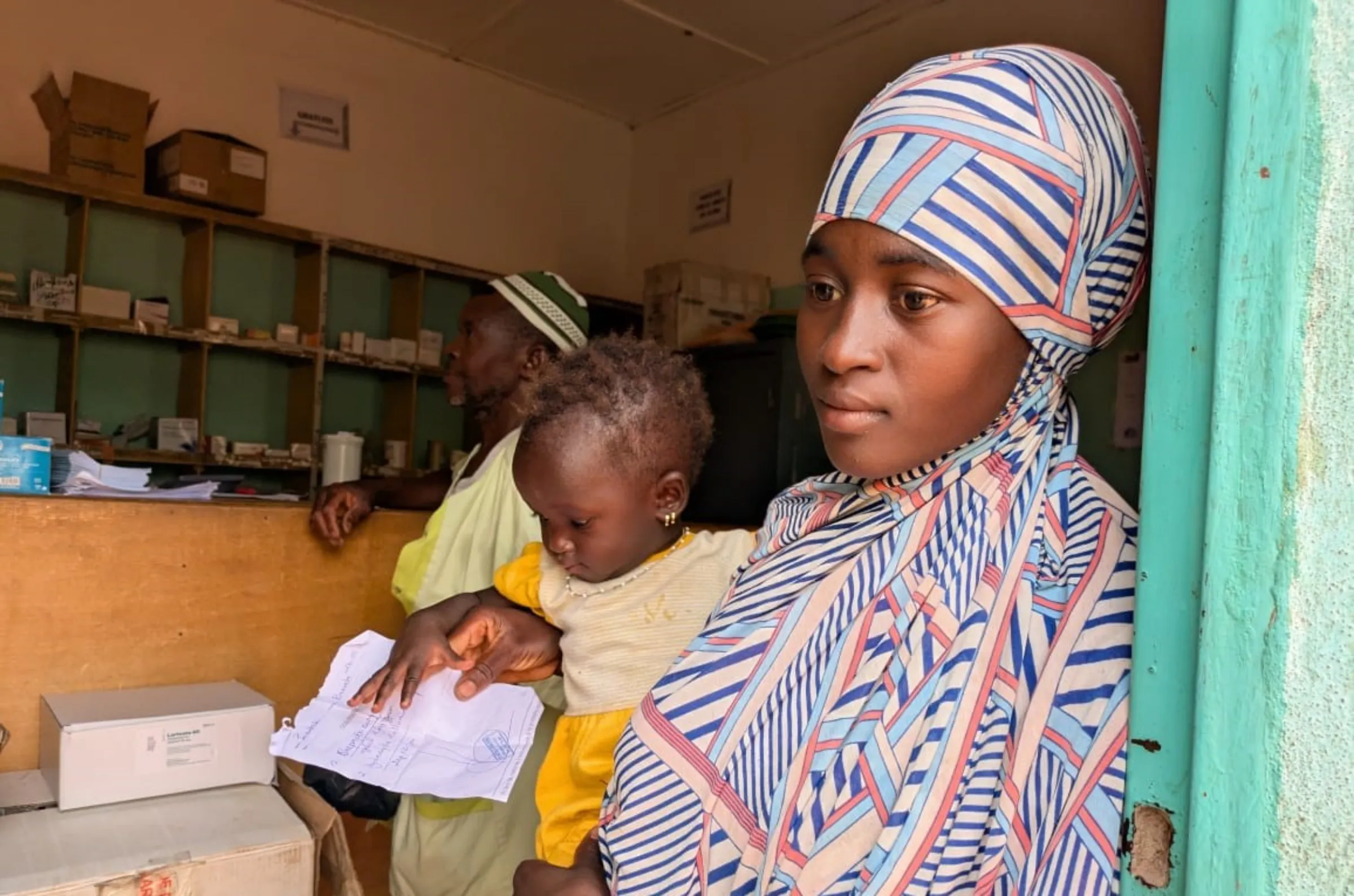 Ramata Pamateck holds her daughter at the Sal Health Center in Sal Ogol, Mali. Housseyni Pamateck for Tandana Foundation/Handout via Thomson Reuters Foundation.