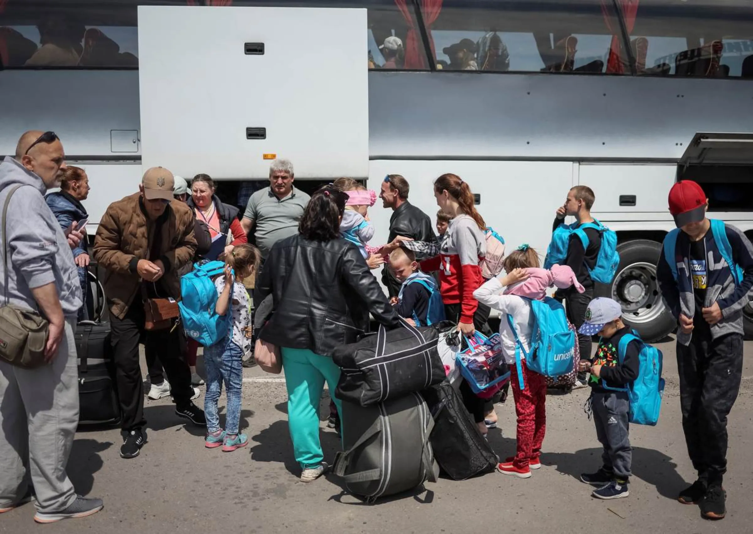 Ukrainian refugees from the Mariupol region board a bus bound for Poland following Russia's invasion of Ukraine. Photo taken in Zaporizhzhia, Ukraine, May 17, 2022. REUTERS/Gleb Garanich