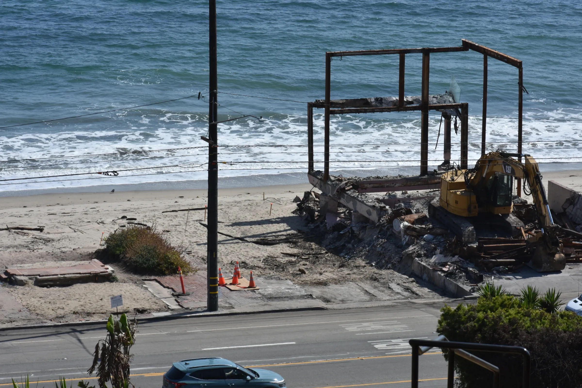 The Zoloths’ empty lot, marked by orange cones, abuts Pacific Coast Highway on La Costa Beach, Malibu, May 19, 2025. The lot next door is undergoing cleanup. Rachel Parsons/Thomson Reuters Foundation