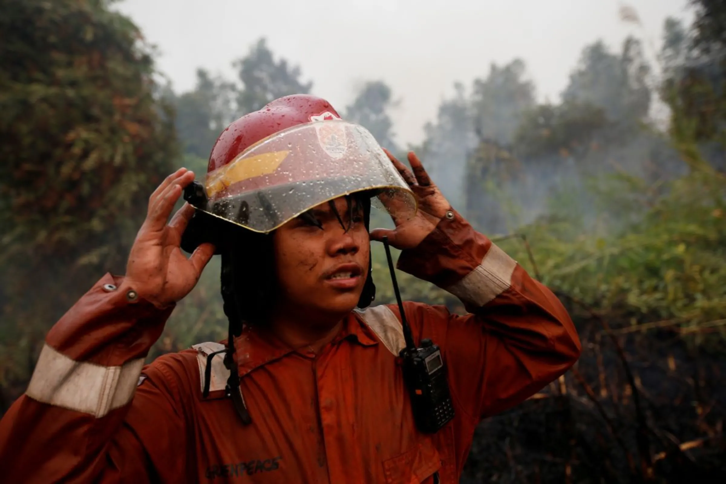 A volunteer firefighter reacts as he extinguishes forest fires in Pulang Pisau regency near Palangka Raya, Central Kalimantan province, Indonesia, September 13, 2019. REUTERS/Willy Kurniawan