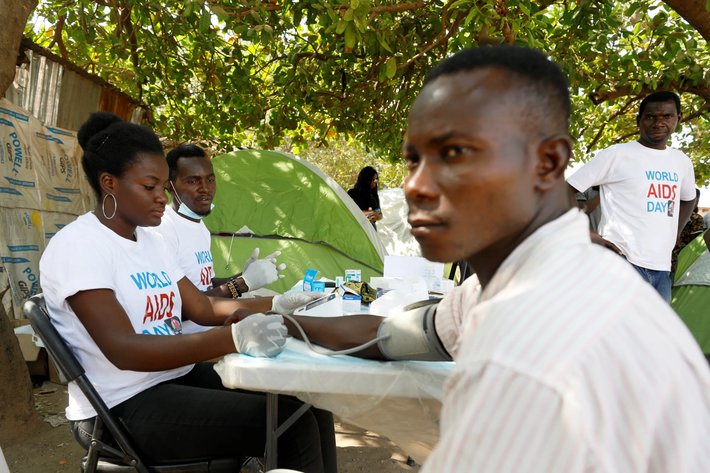 A health worker examines a man during an HIV/AIDS awareness campaign on the occasion of World AIDS Day at the Kuchingoro IDPs camp in Abuja, Nigeria December 1, 2018. REUTERS/Afolabi Sotunde