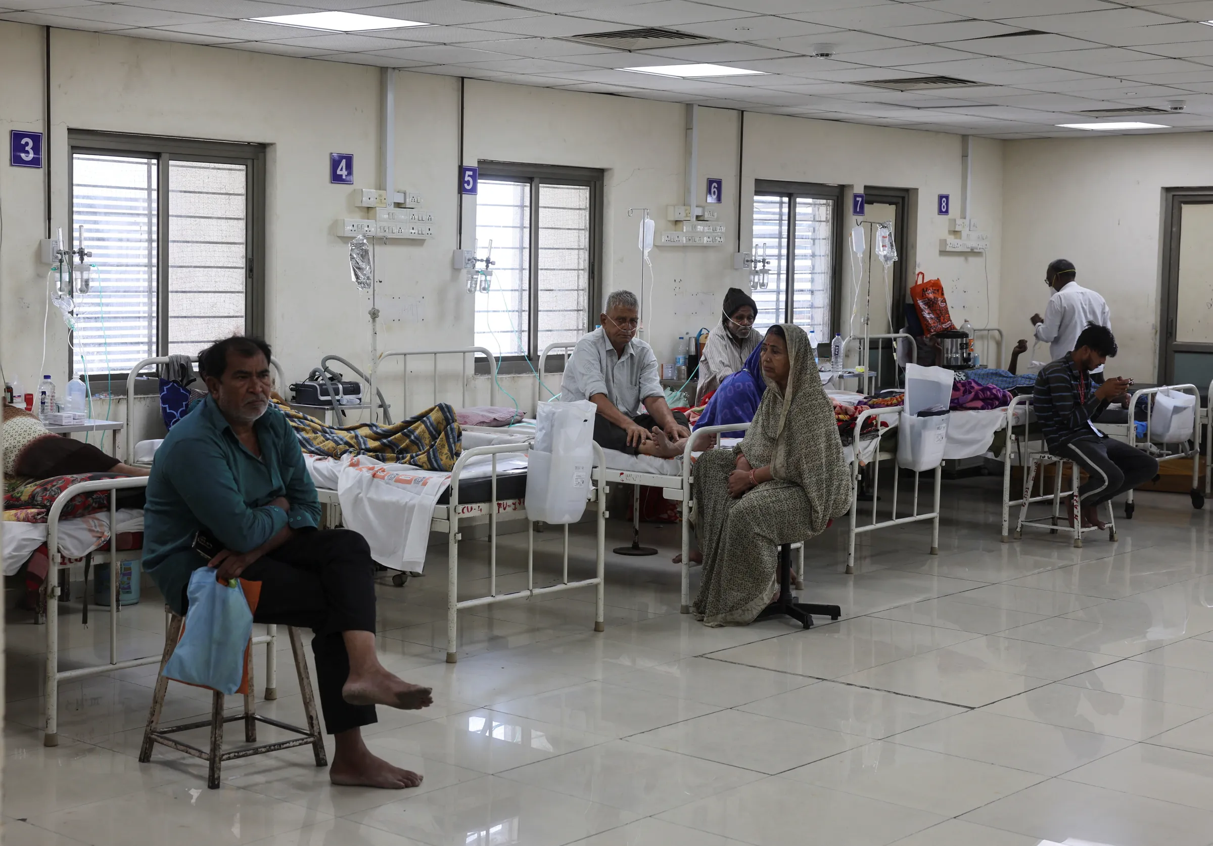 Patients at a ward in a government hospital during a heatwave in Ahmedabad, India, May 25, 2024. REUTERS/Amit Dave