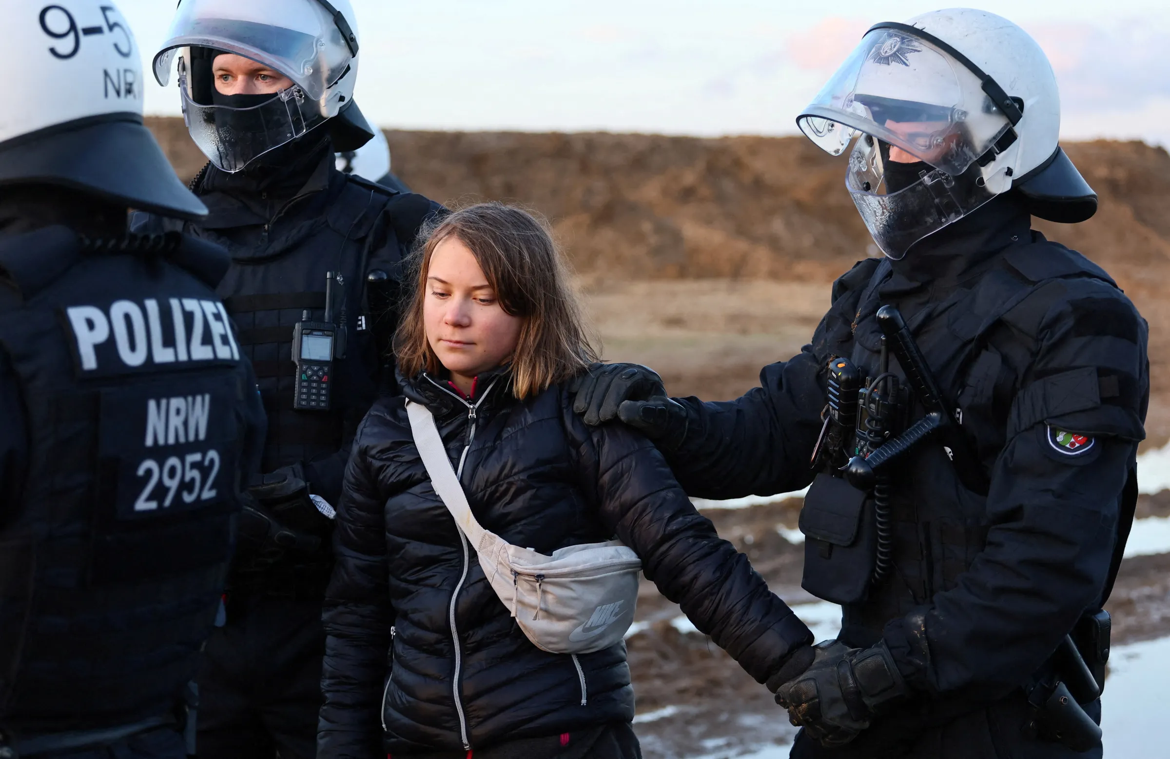 Police officers detain climate activist Greta Thunberg on the day of a protest against the expansion of the Garzweiler open-cast lignite mine of Germany's utility RWE to Luetzerath, in Germany, January 17, 2023 that has highlighted tensions over Germany's climate policy during an energy crisis. REUTERS/Wolfgang Rattay
