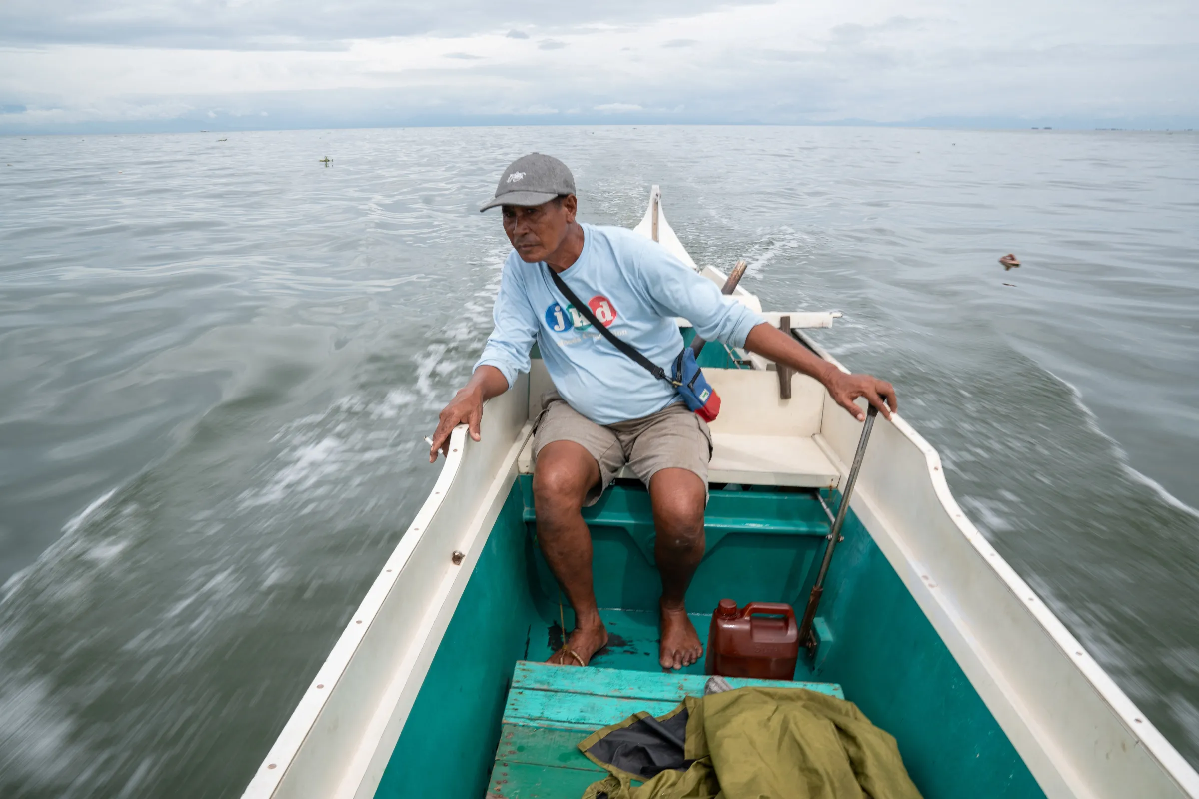 Fisherman looks out at the waters off the coast of Manila Bay where an oil slick is seen, in Pamarawan, Malolos, Philippines, July 29, 2024. REUTERS/Lisa Marie David