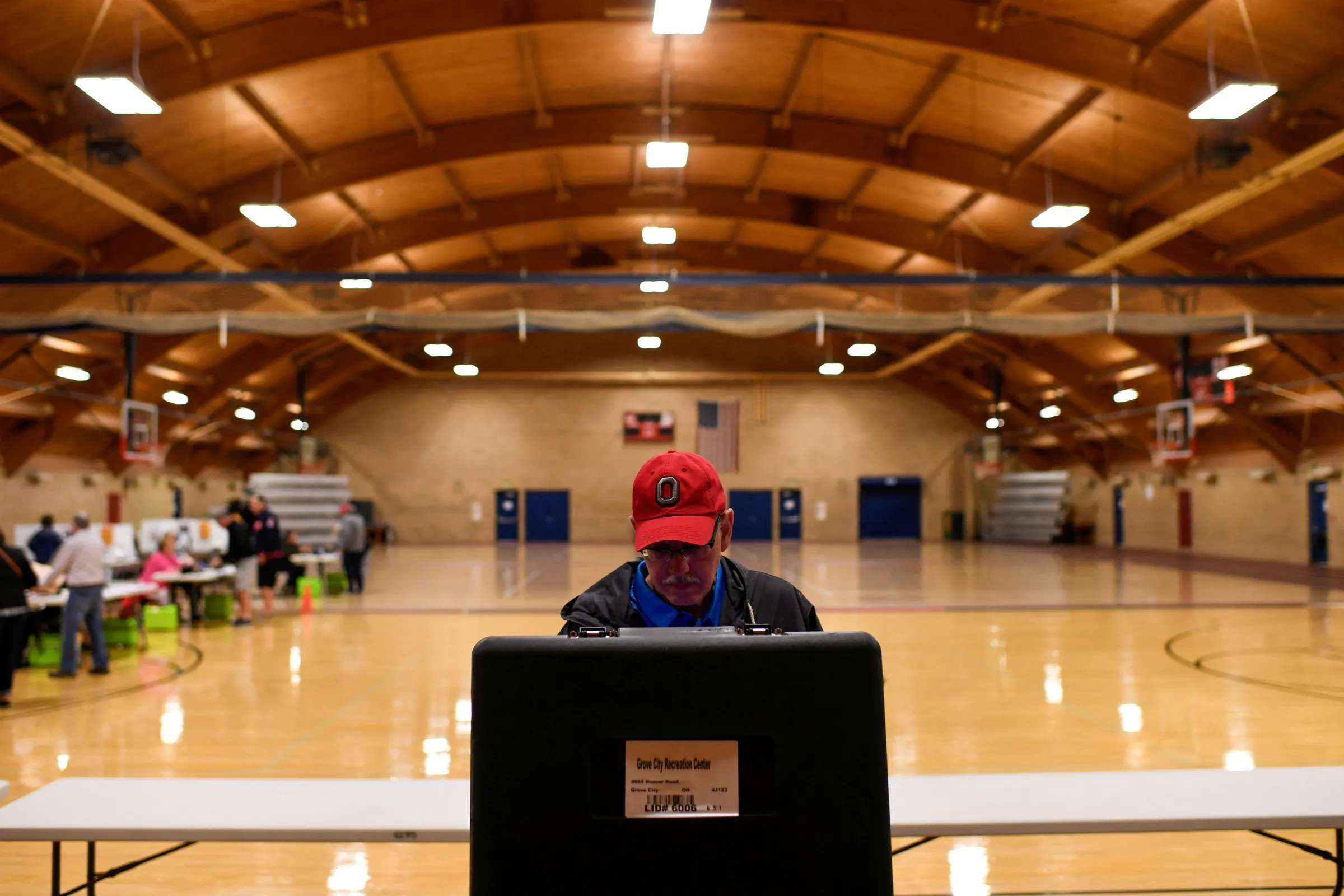 A voter casts his ballot for the midterm primary election in Grove City, Ohio, U.S. May 3, 2022. REUTERS/Gaelen Morse