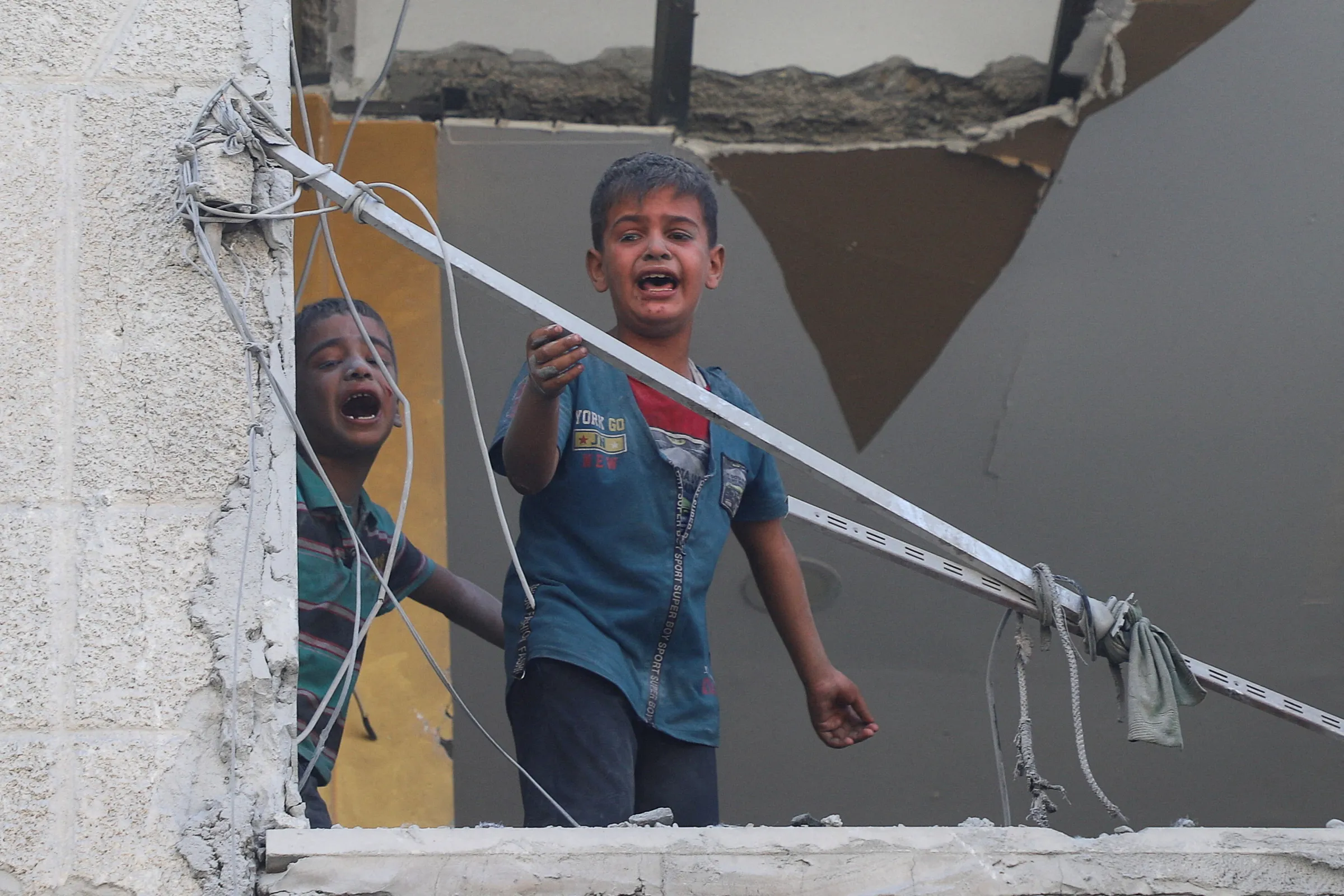 Palestinian children at the site of Israeli strikes on a house, in Gaza City, September 26, 2025. REUTERS/Ebrahim Hajjaj