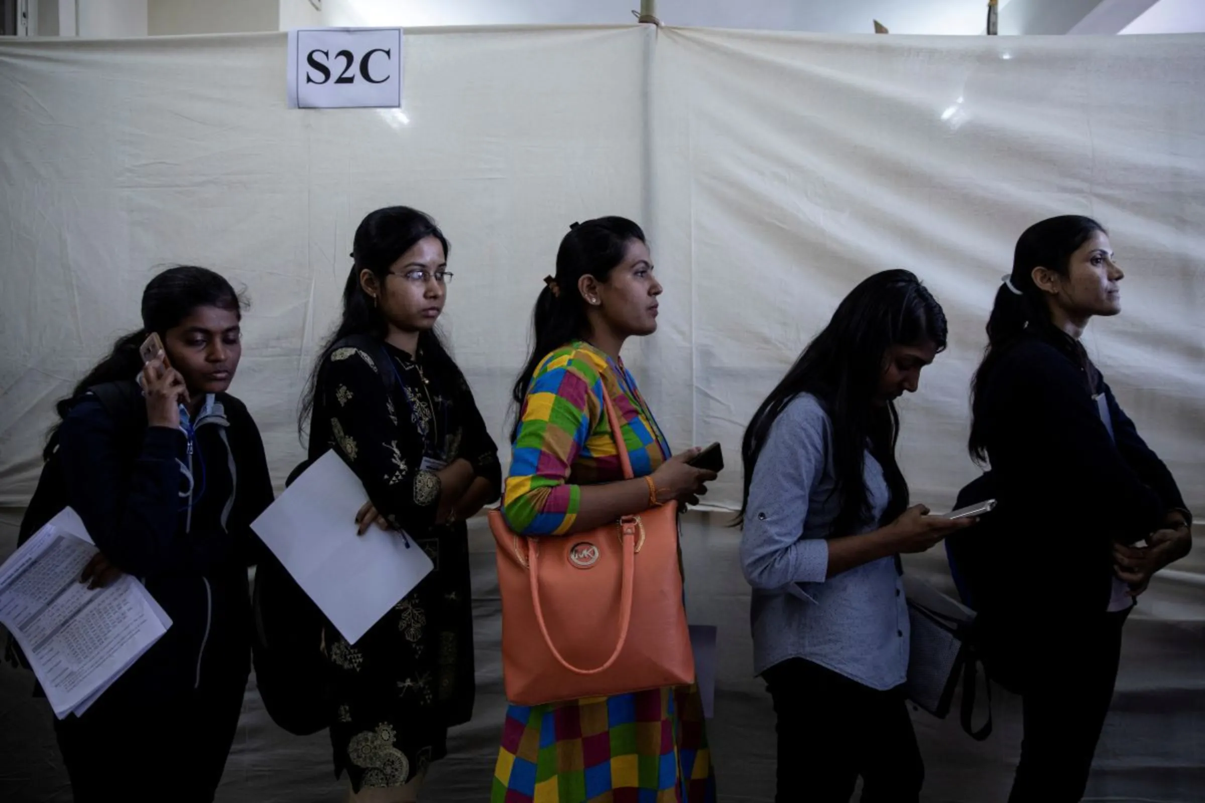 Job seekers line up for interviews at a job fair in Chinchwad, India, February 7, 2019. REUTERS/Danish Siddiqui
