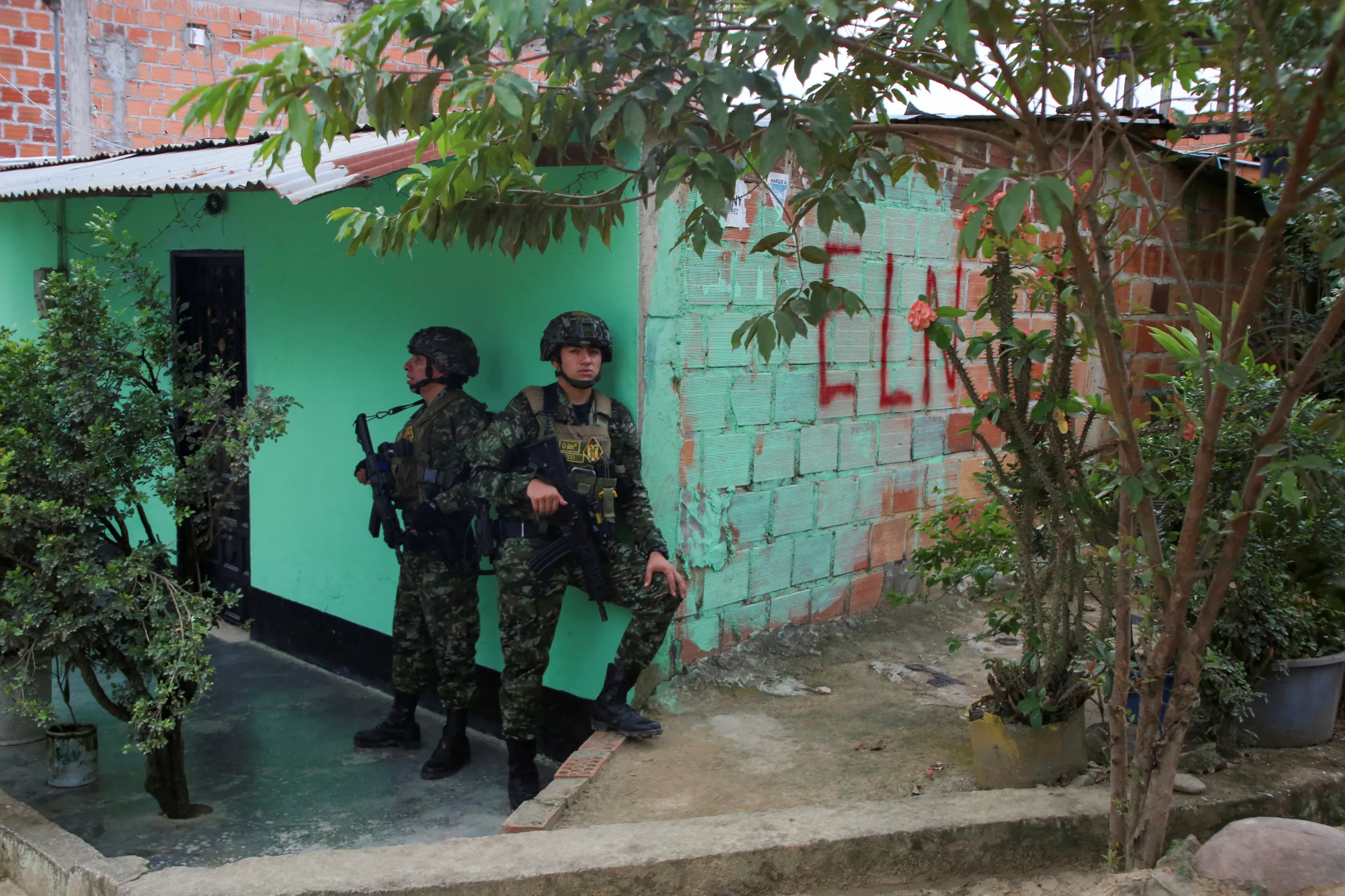 Colombian soldiers stand guard after attacks by rebels from the leftist National Liberation Army (ELN), in the municipality of El Tarra, Colombia February 4, 2025. REUTERS/Carlos Eduardo Ramirez
