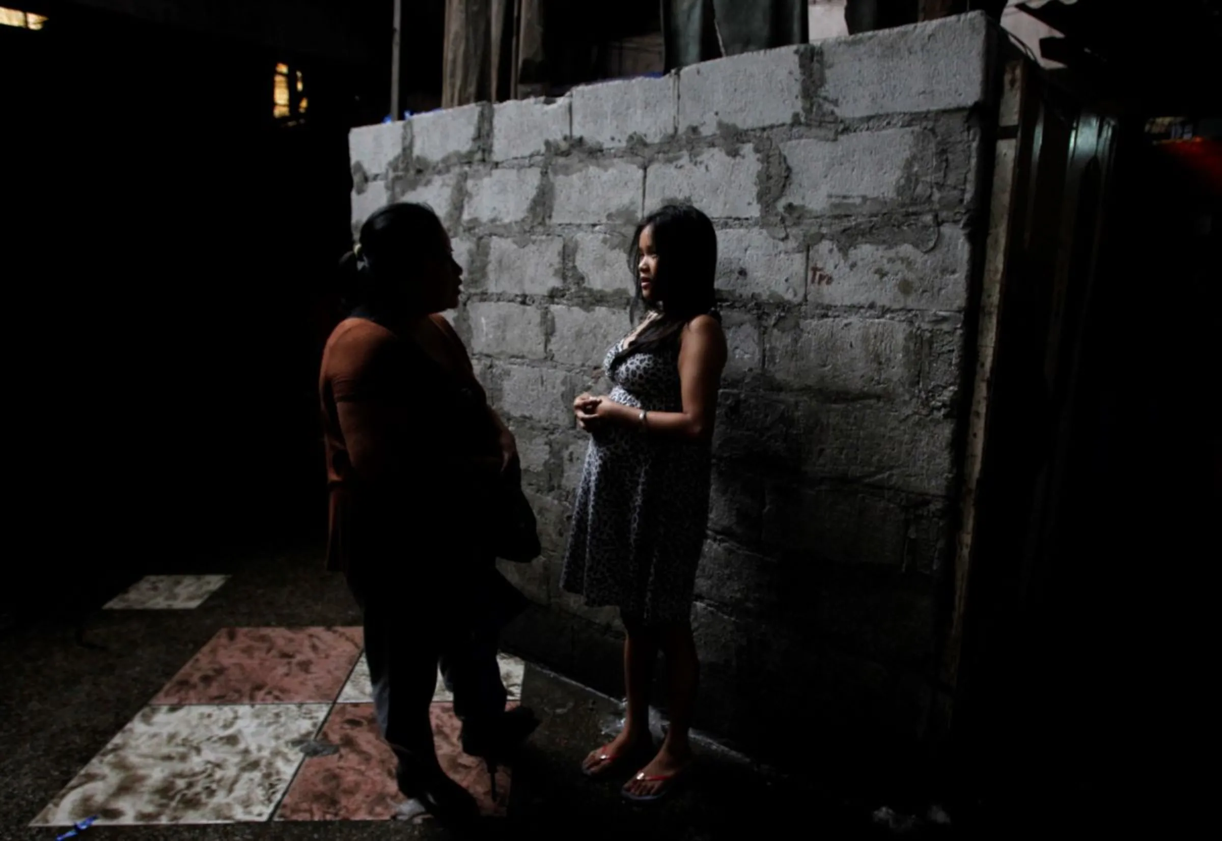 A community social worker talks to a pregnant 16-year-old teenager in Tondo, Manila August 5, 2012. REUTERS/Erik De Castro