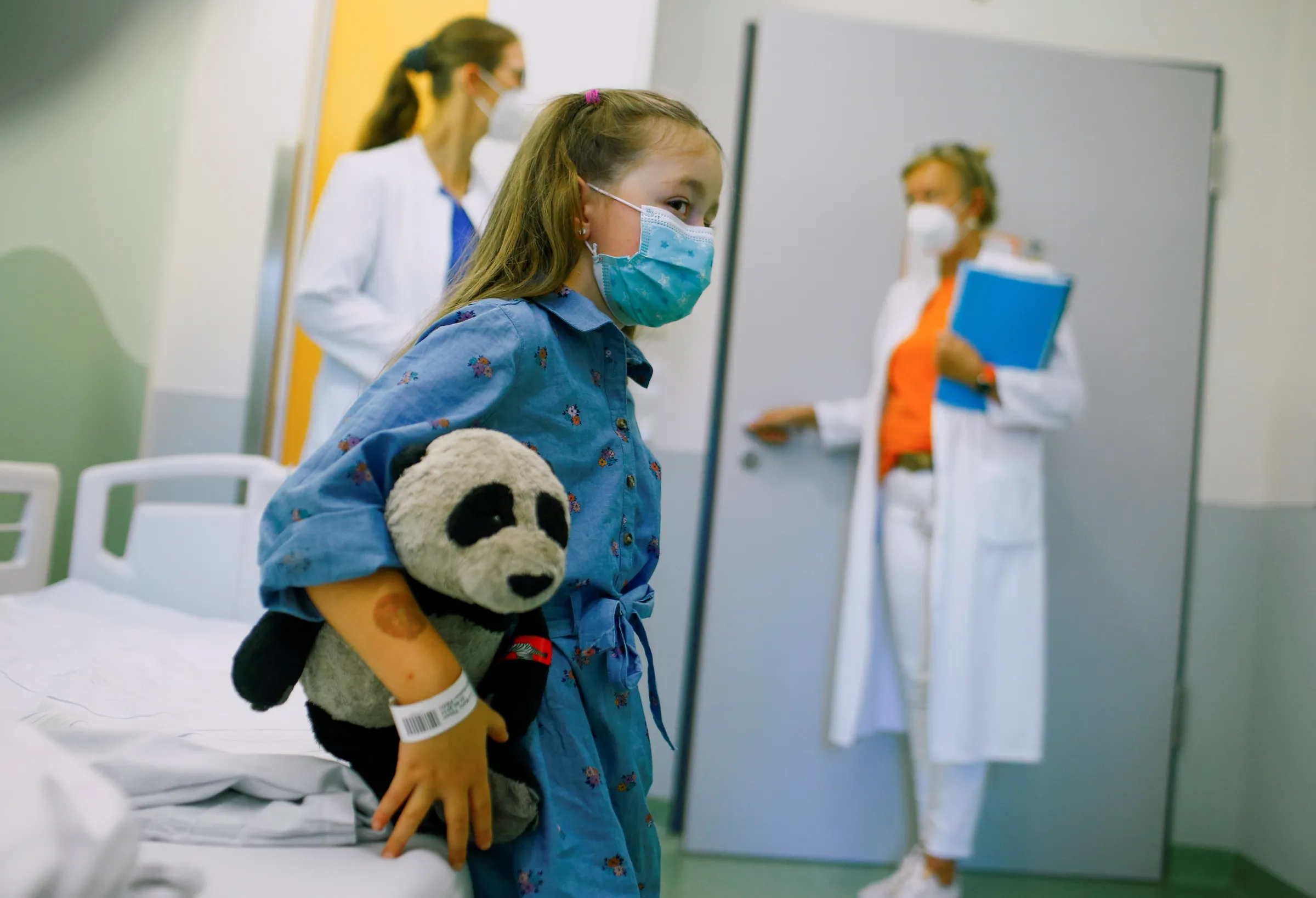 A five-year-old girl suffering from COVID-19 long term side effects, sits in a treatment room of the children's hospital Universitaets-Kinderklinik, amid the coronavirus disease (COVID-19) pandemic, in Bochum, Germany, September 8, 2021. REUTERS/Thilo Schmuelgen