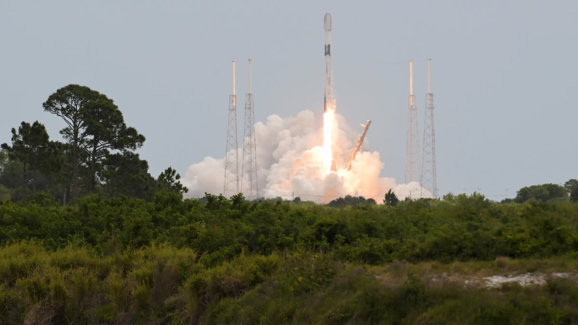 A SpaceX Falcon 9 rocket carrying a payload of 53 Starlink satellites lifts off from Cape Canaveral, Florida, U.S., April 21, 2022. REUTERS/Steve Nesius