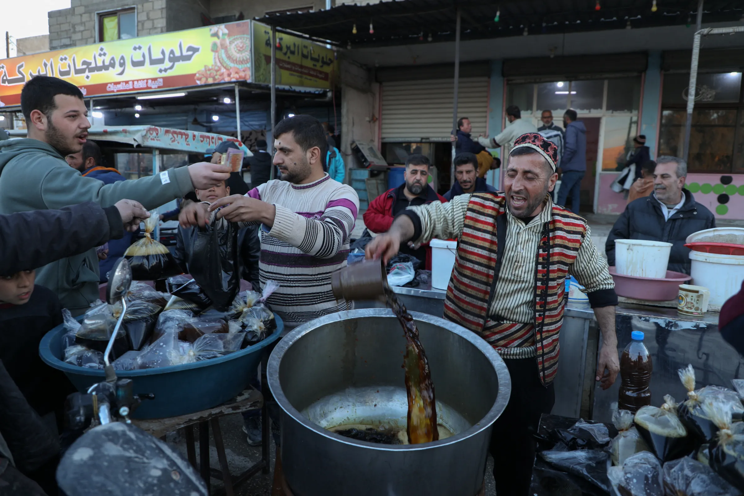 Street vendors sell traditional drinks during the Muslim holy fasting month of Ramadan in Hasakah, Syria March 2, 2025. REUTERS/Orhan Qereman