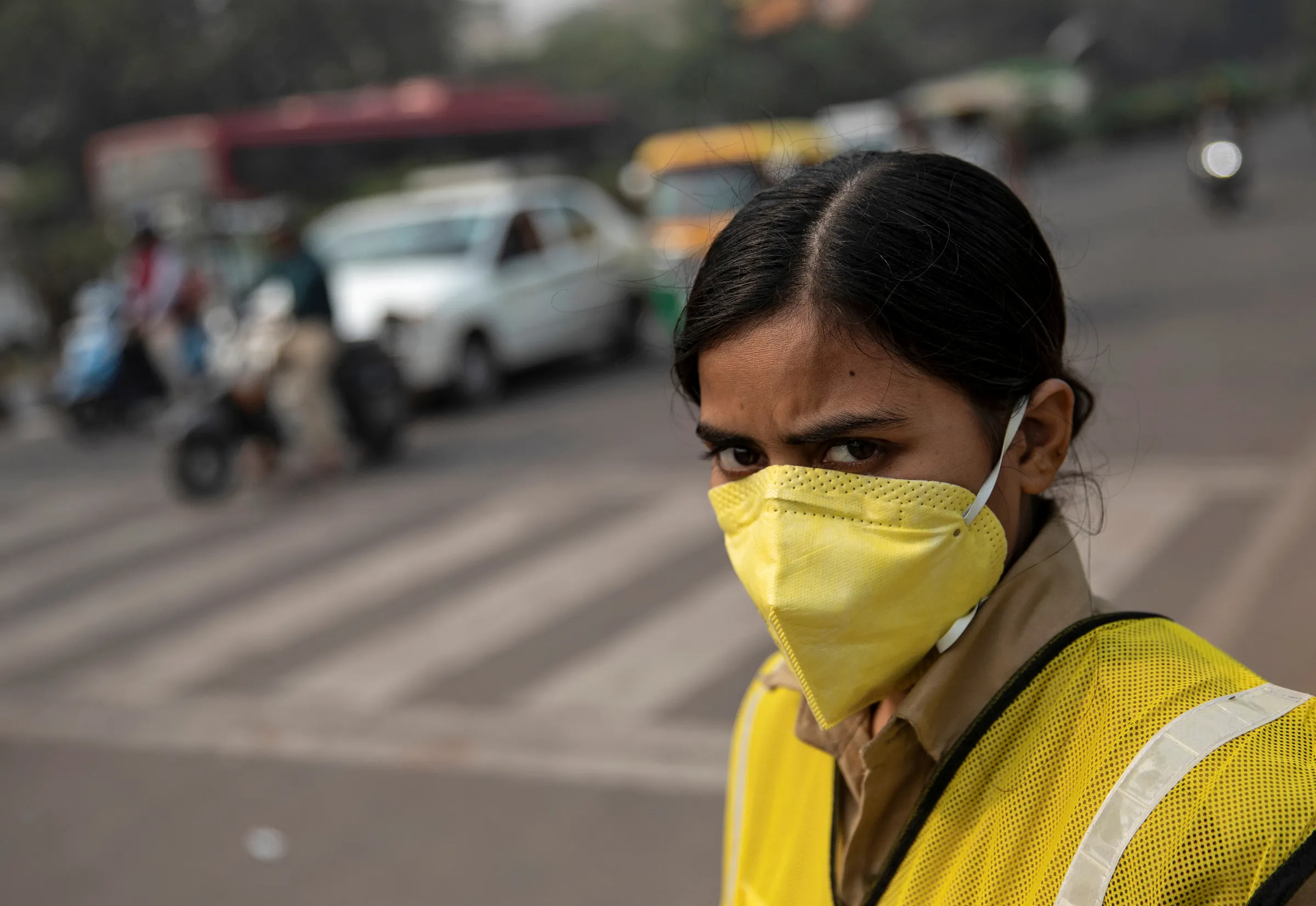 A policewoman wears a mask to protect herself from air pollution in New Delhi, India, November 4, 2019. REUTERS/Danish Siddiqui