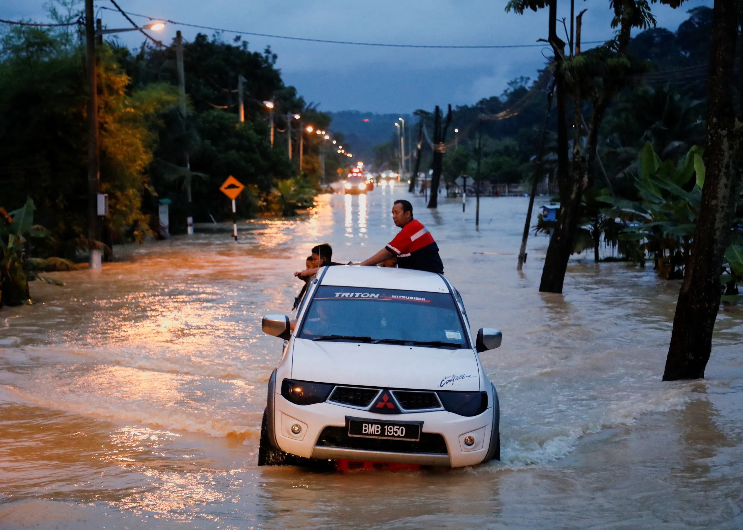 A pickup truck wades through a flooded area, following heavy rainfall in Klang, Selangor, Malaysia November 10, 2022. REUTERS/Hasnoor Hussain