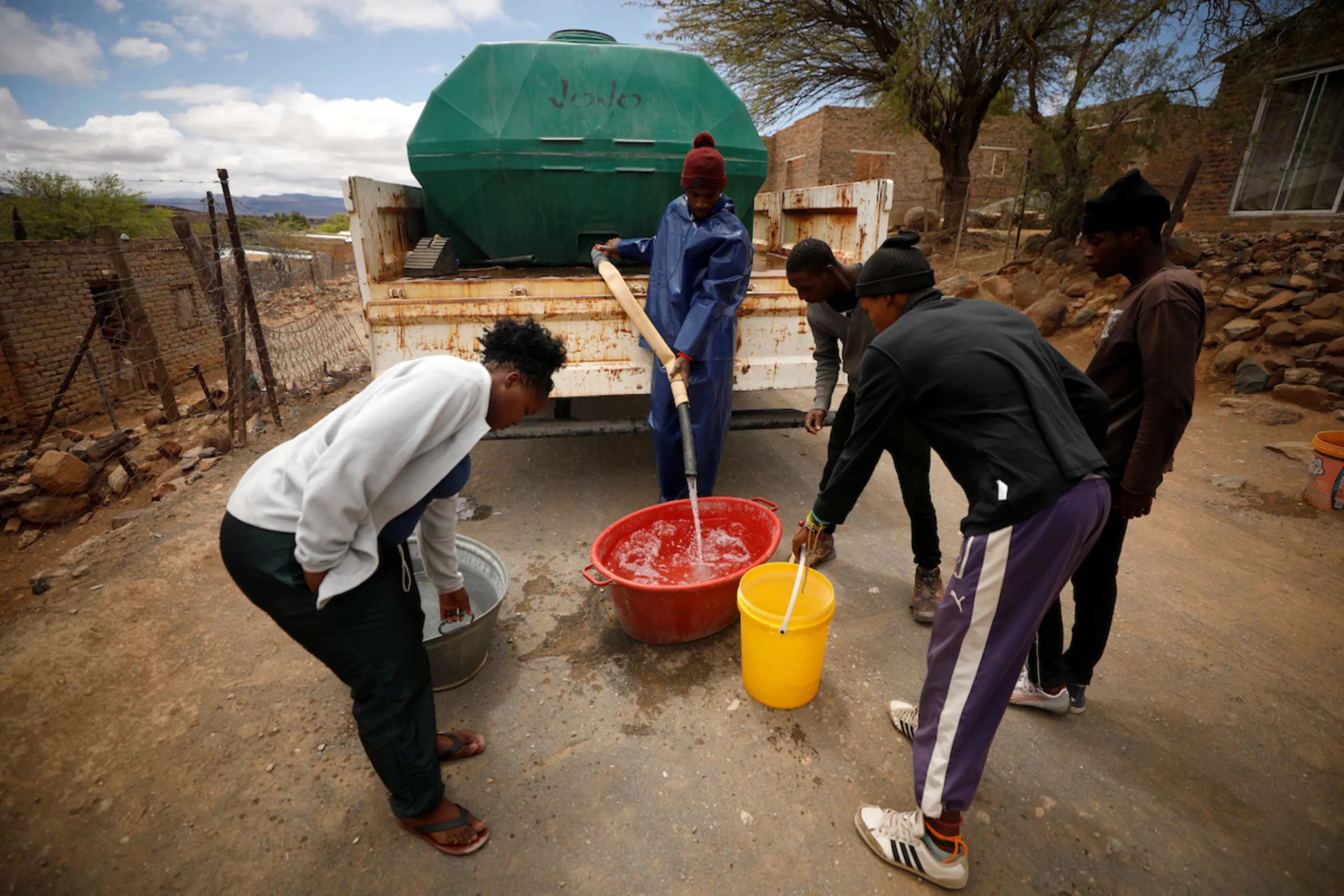 Township residents collect water from a municipal water tanker in drought-stricken Graaff-Reinet, South Africa, November 17, 2019. REUTERS/Mike Hutchings