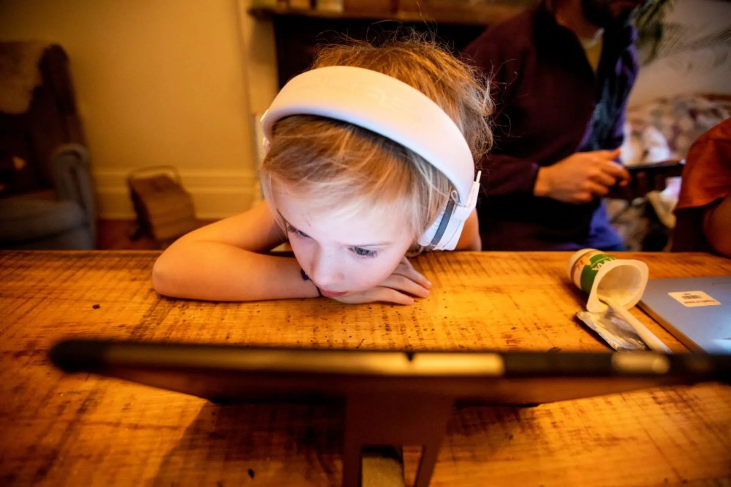 A girl during online school while her parents work from home and take care of a toddler amid surging COVID-19 cases caused by the coronavirus Omicron variant, in Hamilton, Ontario, Canada January 7, 2022. REUTERS/Carlos Osorio