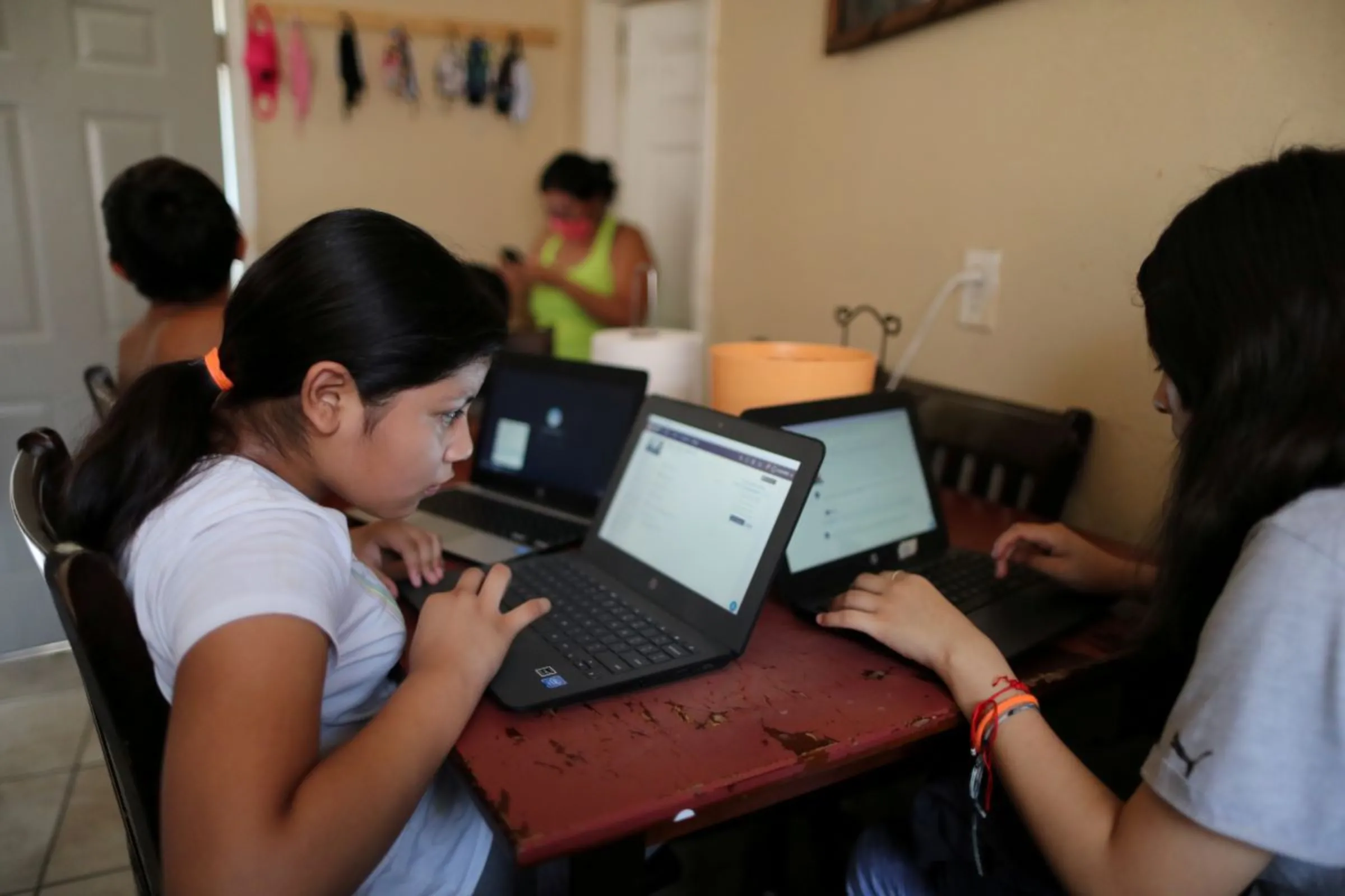 Students work on school-issued computers with unreliable internet connectivity during the global outbreak of the coronavirus disease (COVID-19), in Los Angeles, California, U.S., August 18, 2020. REUTERS/Lucy Nicholson