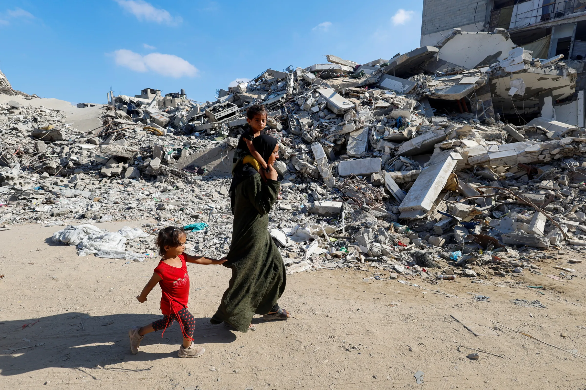 Palestinians make their way to return to neighbourhoods in the eastern side of Khan Younis after Israeli forces pulled out from the area, amid the Israel-Hamas conflict, in Khan Younis, in the southern Gaza Strip July 30, 2024. REUTERS/Mohammed Salem