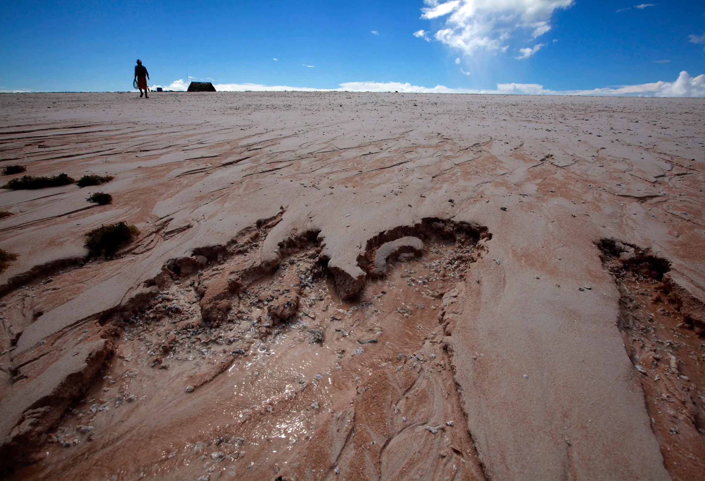 Shifting sands are seen as Kaibakia Pinata walks from his huts to cast his fishing nets on Bikeman islet, located off South Tarawa in the central Pacific island nation of Kiribati May 25, 2013.  REUTERS/David Gray