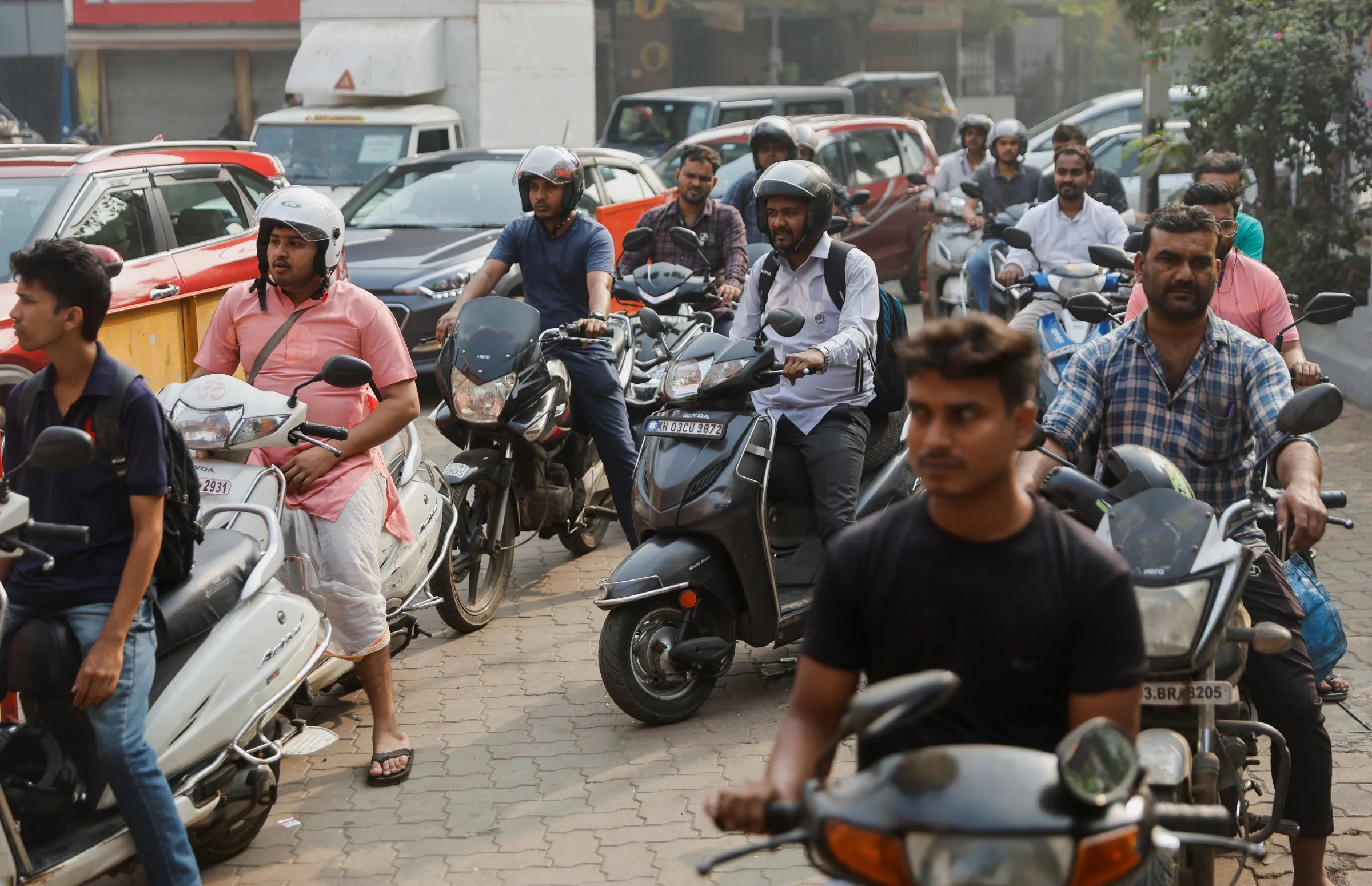 People wait in a queue to refill fuel tanks at a petrol pump in Mumbai, India, January 3, 2024. REUTERS/Francis Mascarenhas