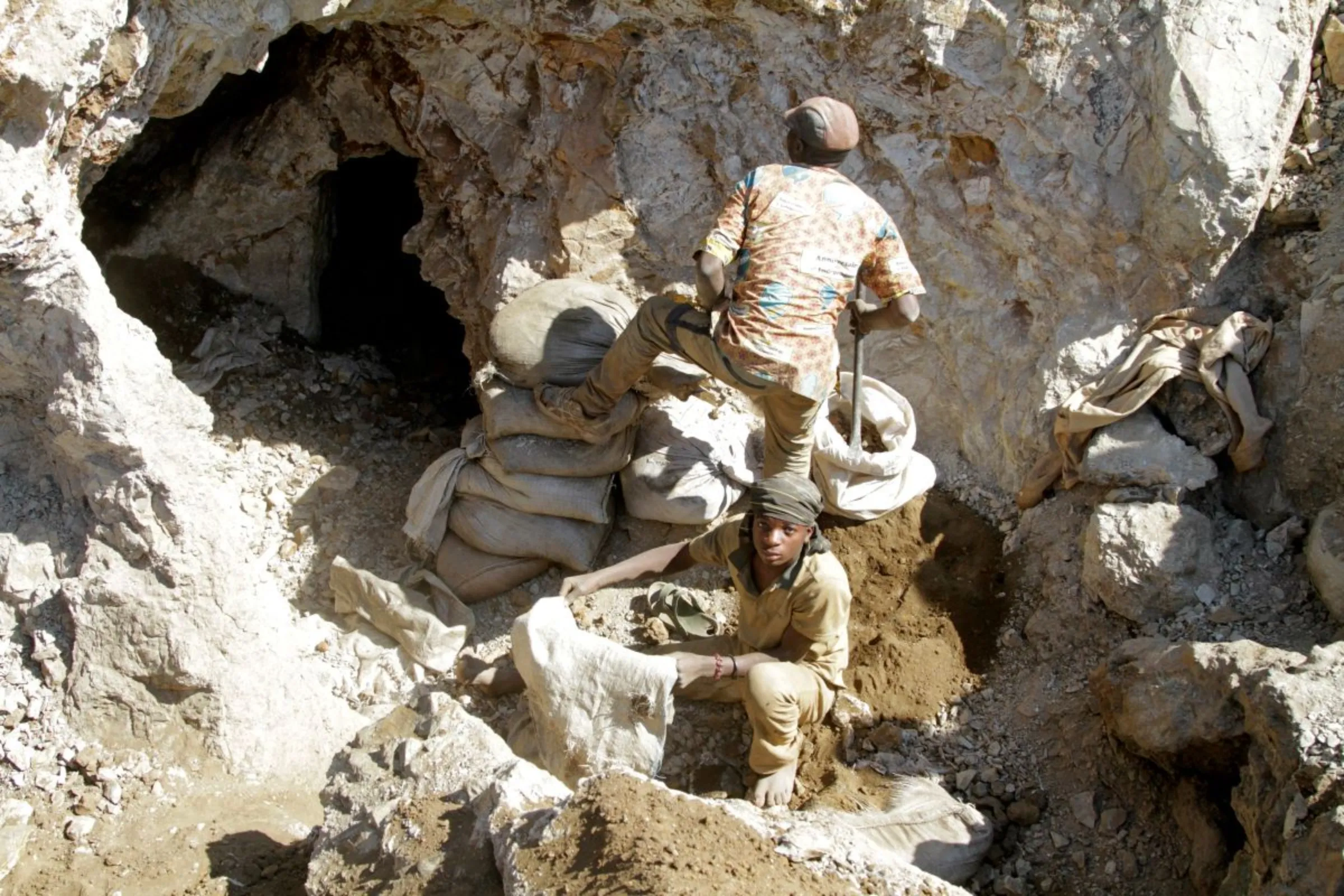 Artisanal miners work at the Tilwezembe, a former industrial copper-cobalt mine, outside of Kolwezi, the capital city of Lualaba Province in the south of the Democratic Republic of the Congo, June 11, 2016