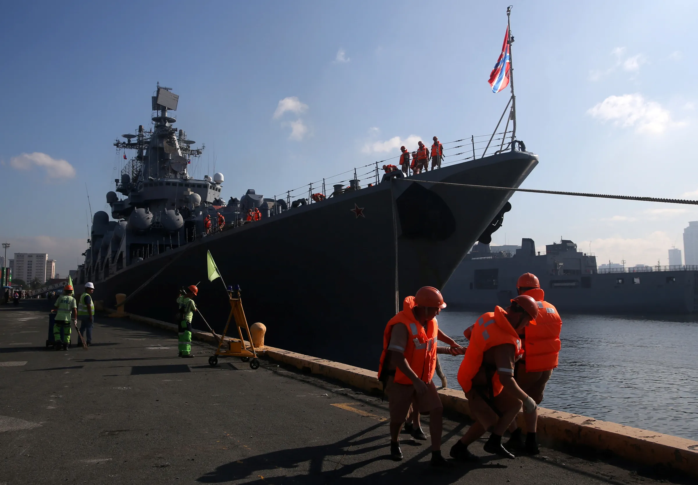Seafarers prepare to dock a Russian missile cruiser  in Metro Manila, Philippines, January 6, 2019. REUTERS/Eloisa Lopez