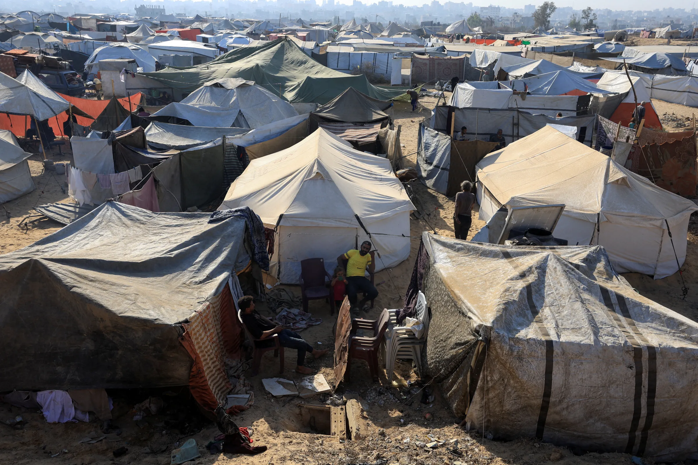Displaced Palestinians shelter in tents, in the central Gaza Strip, September 26, 2025. REUTERS/Dawoud Abu Alkas