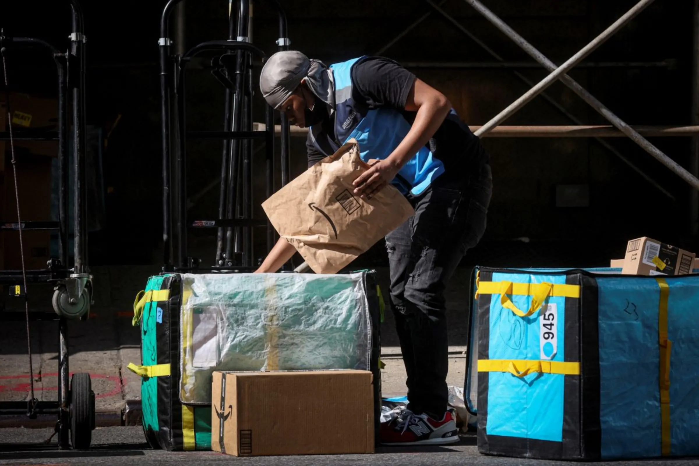 An Amazon delivery worker sorts packages out for delivery during Amazon's two-day 'Prime Early Access Sale' shopping event for Amazon members, in New York City, U.S., October 11, 2022. REUTERS/Brendan McDermid