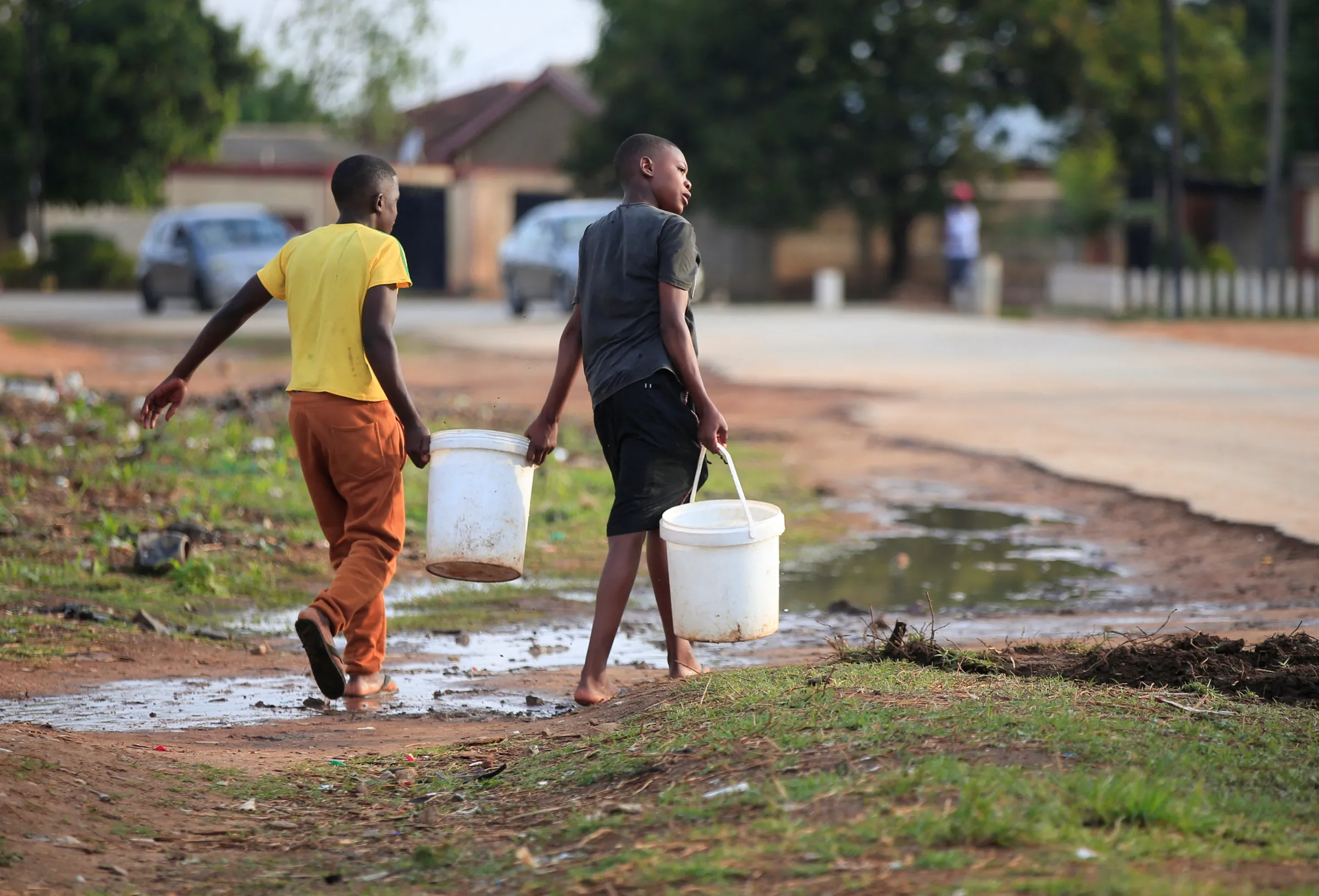 Residents fetch drinking water from a borehole in Marondera, Zimbabwe, November 7, 2024. REUTERS/Philimon Bulawayo