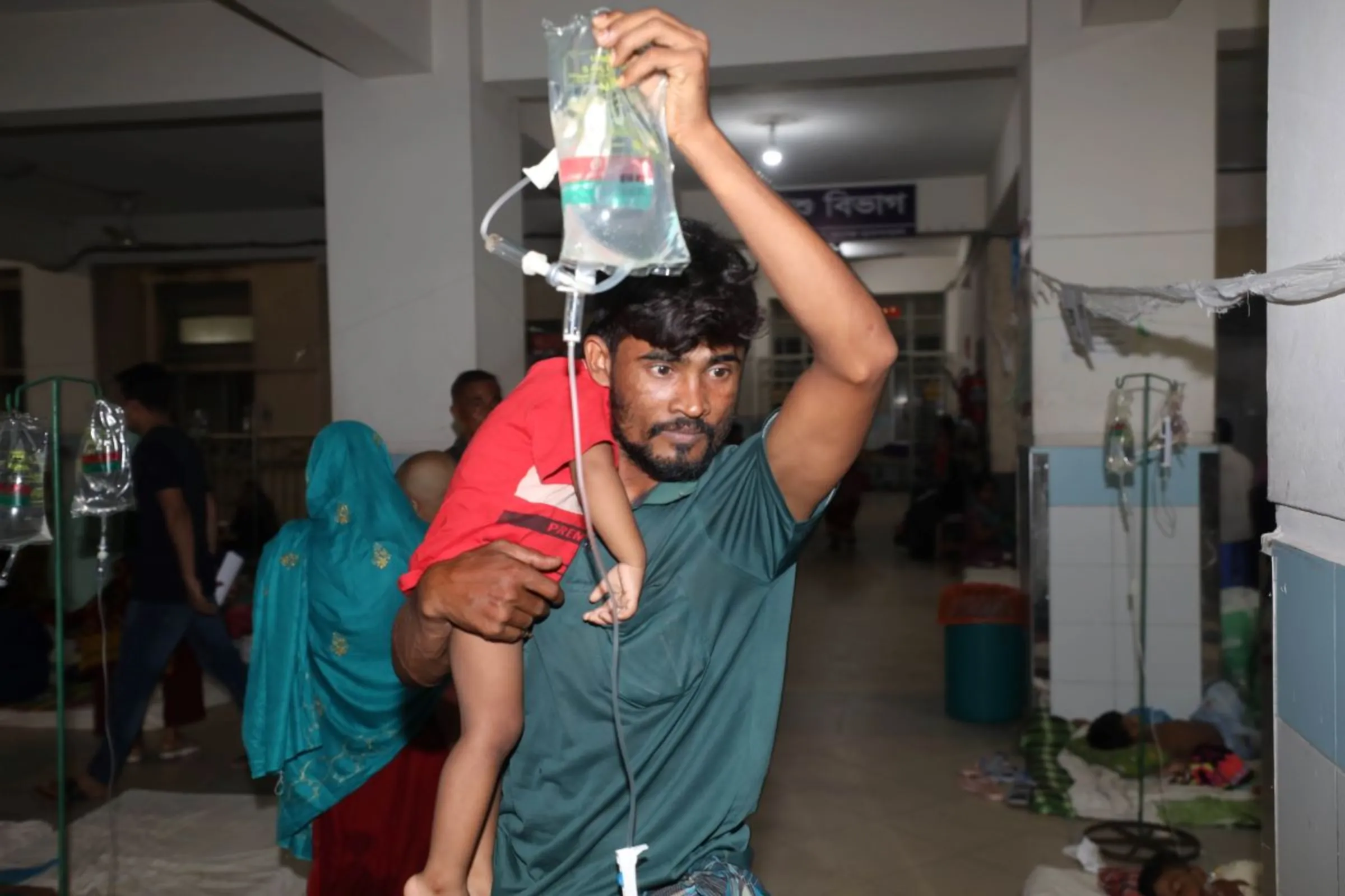 A father is taking care of his dengue-affected child with saline in his hand at the Mugda Medical College and Hospital, Dhaka, ‎August ‎30, ‎2023