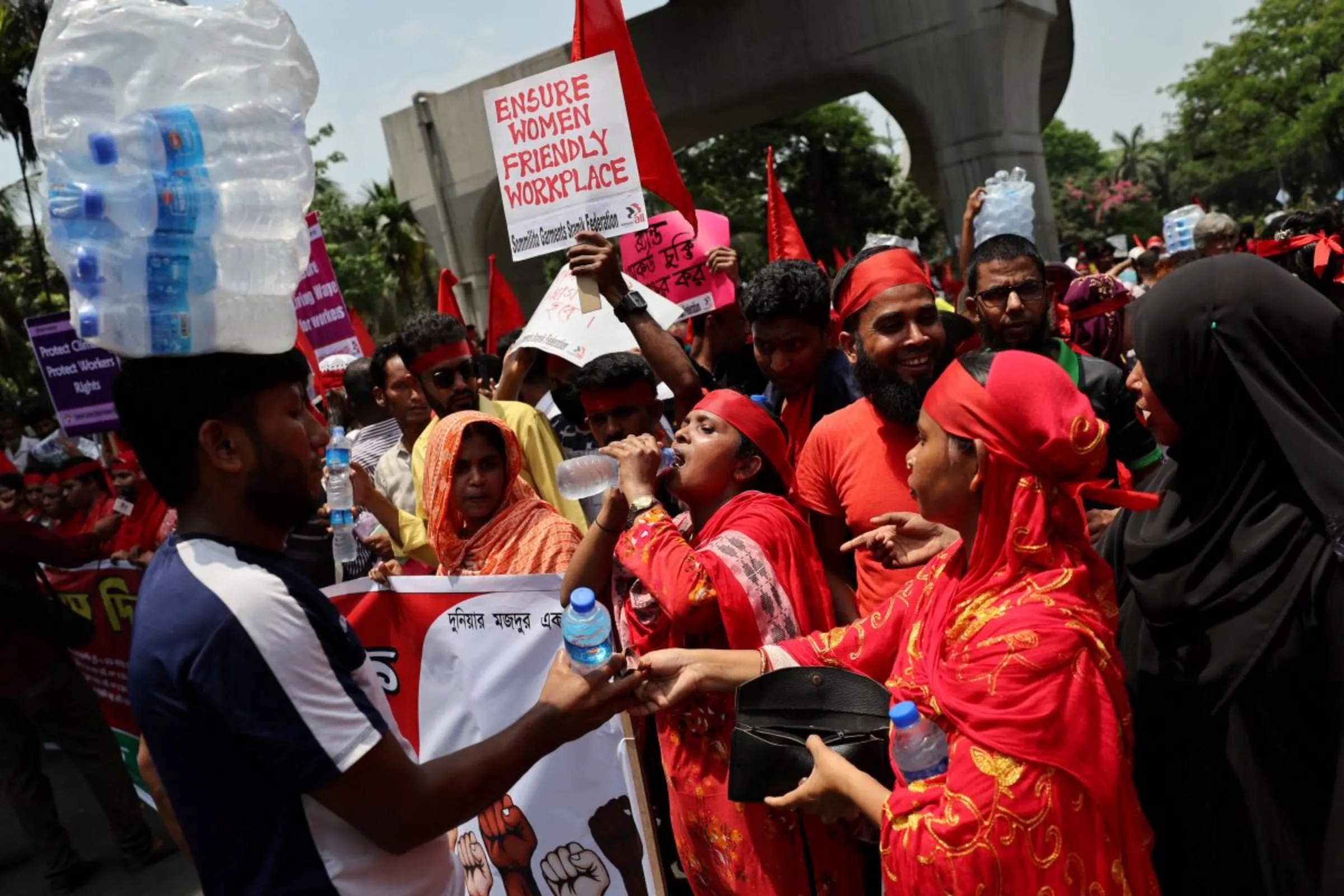 Garment workers protest during the heatwave to mark May Day in Dhaka, Bangladesh, May 1, 2024. REUTERS/Mohammad Ponir Hossain
