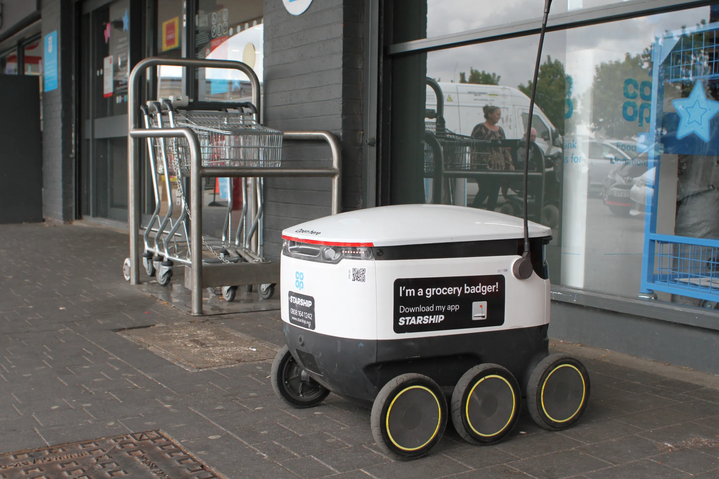 Nøjagtig Latter Grøn baggrund Rise of delivery robots leaves drivers fearful of job losses | Context