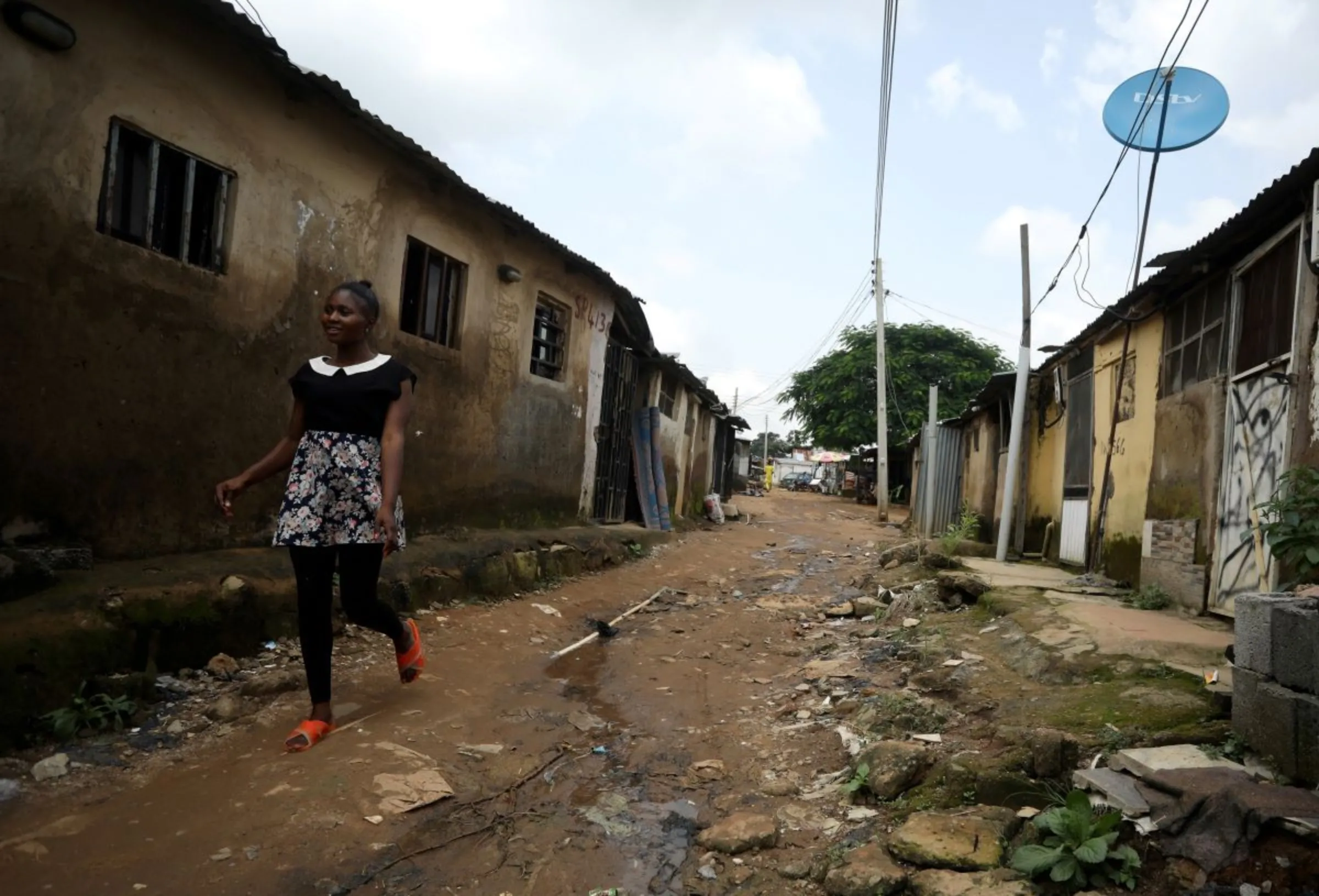 A woman walks down a street in one of the overpopulated settlements of Abuja,
Nigeria, September 23, 2019. REUTERS/Afolabi Sotunde