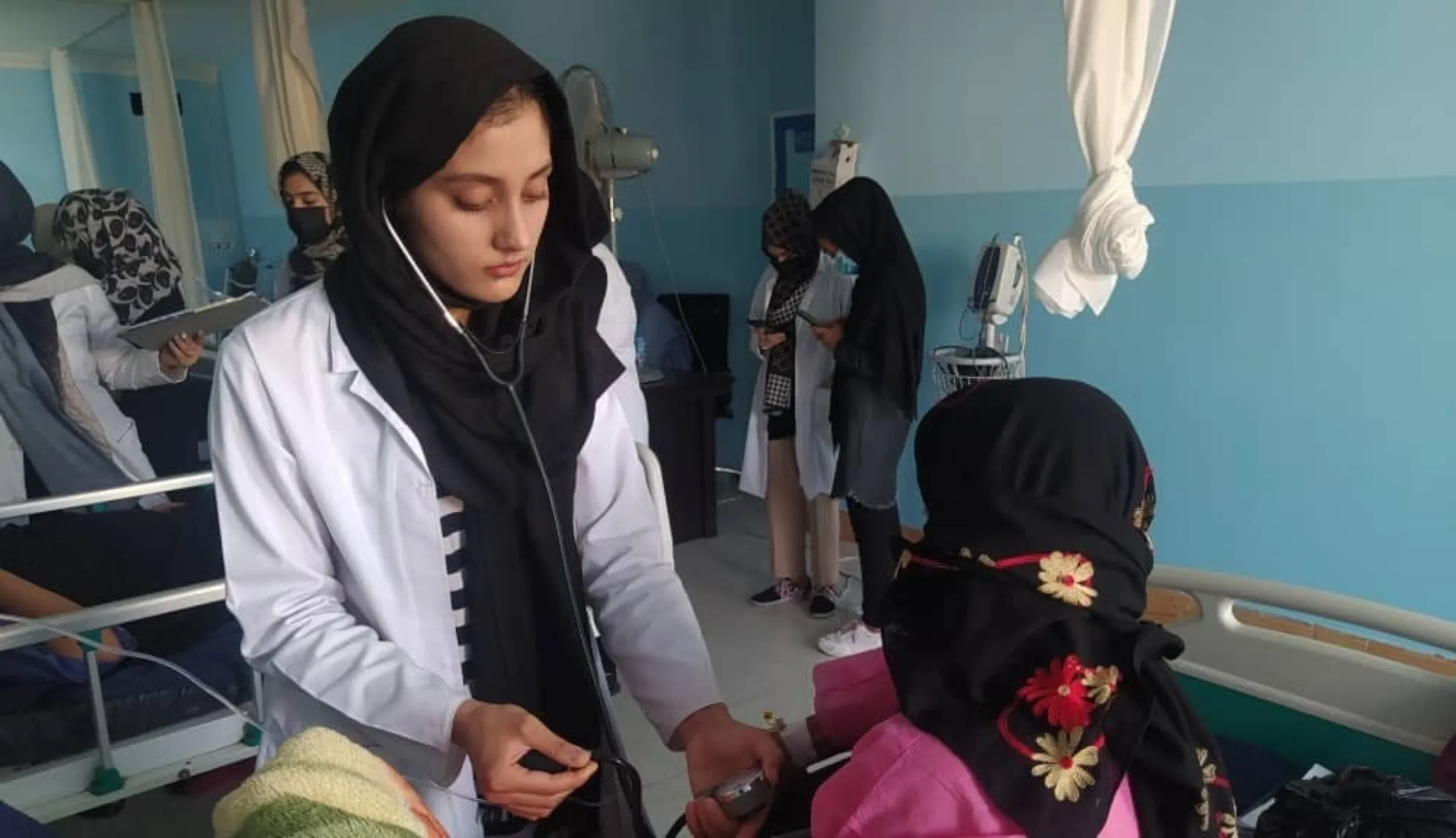 Student nurse Shaqayque Barakzai attends to patients at a Herat hospital where she volunteers. Photo taken August 2023. Thomson Reuters Foundation
