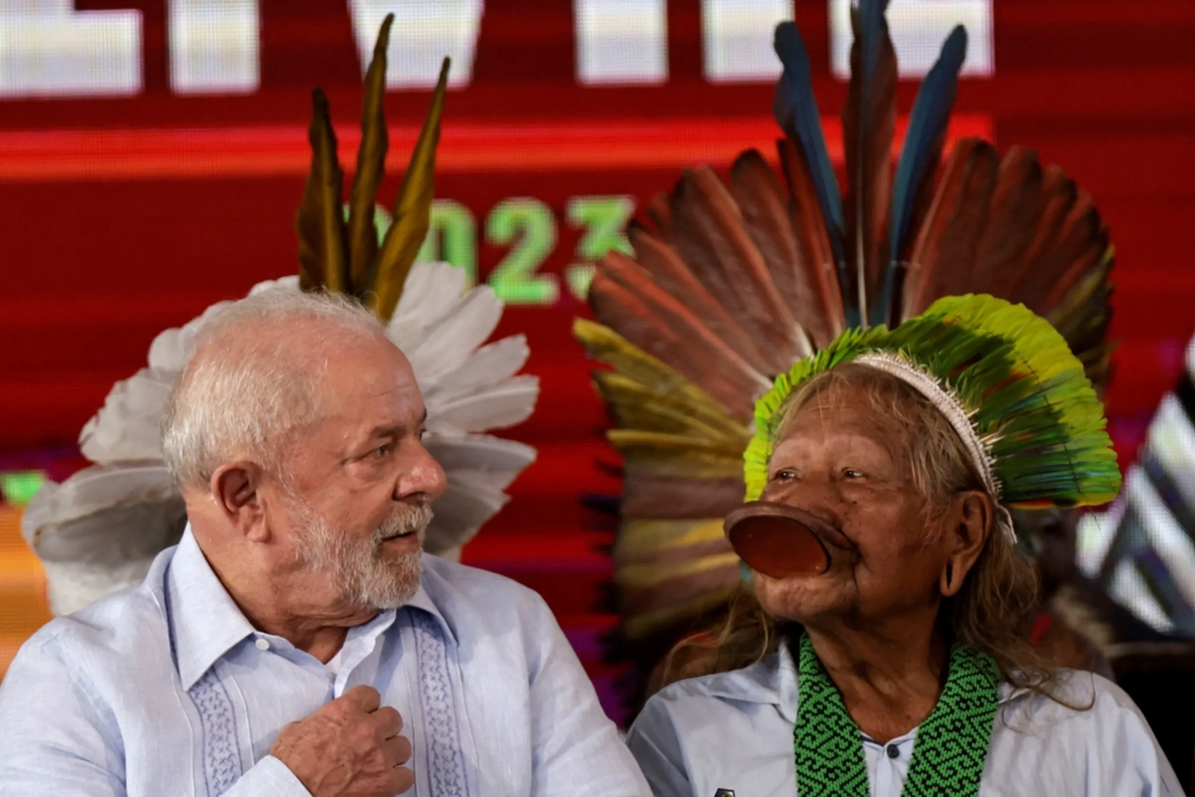 Brazil's President Luiz Inacio Lula da Silva talks with Brazil's indigenous chief Raoni Metuktire, during the closing of the Terra Livre (Free Land) camp, a protest camp to demand the demarcation of land and to defend cultural rights, in Brasilia, Brazil April 28, 2023