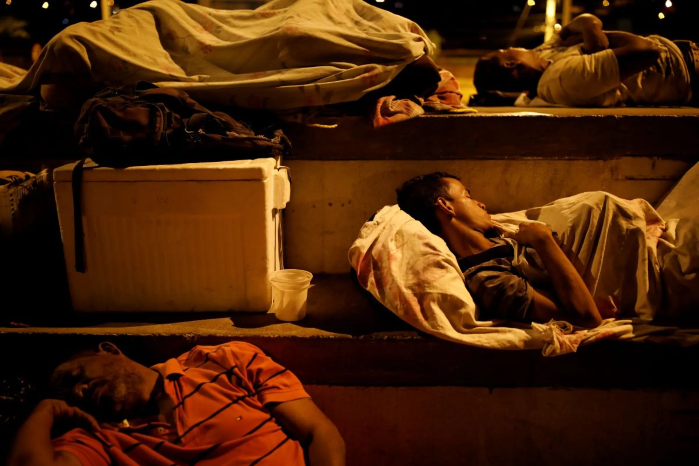 People sleep on the floor of a sport center, where a community of homeless Venezuelan migrants stays, in Cucuta, Colombia January 24, 2018. REUTERS/Carlos Garcia Rawlins