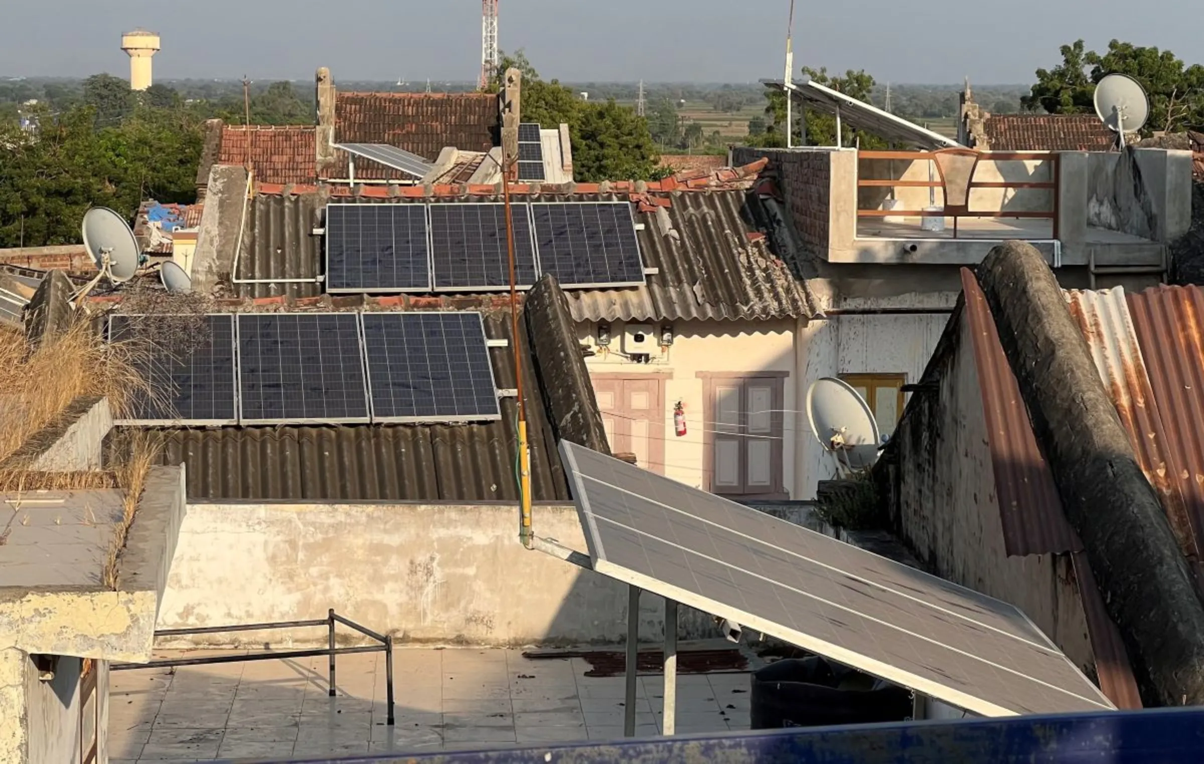 Solar panels are installed on the rooftops of houses in Modhera in the western state of Gujarat, India, October 19, 2022. REUTERS/Sunil Kataria