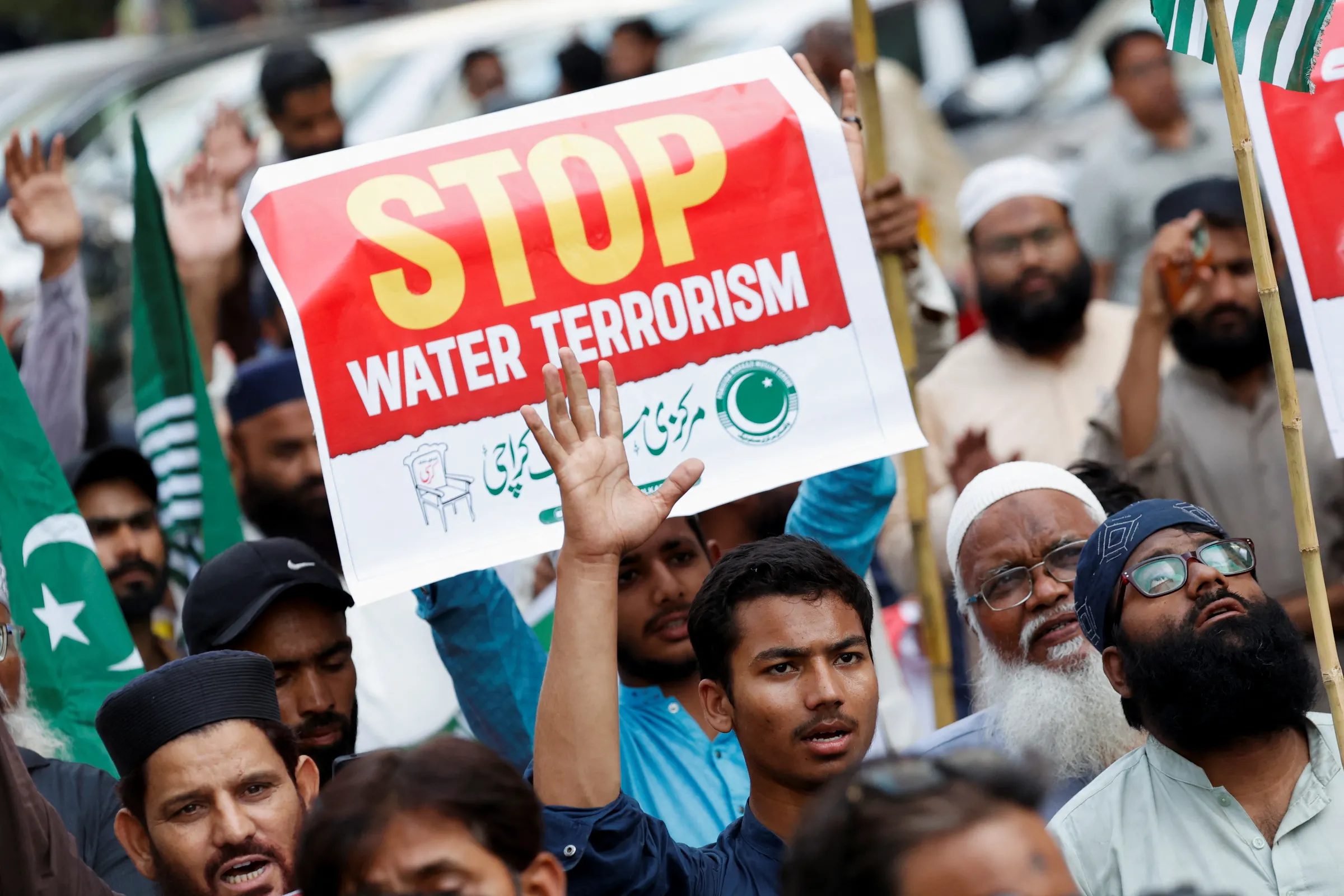Supporters of the Pakistan Markazi Muslim League (PMML), carry flags and banners, during a protest against the suspension of the Indus Waters Treaty by India, in Karachi, Pakistan April 24, 2025. REUTERS/Akhtar Soomro