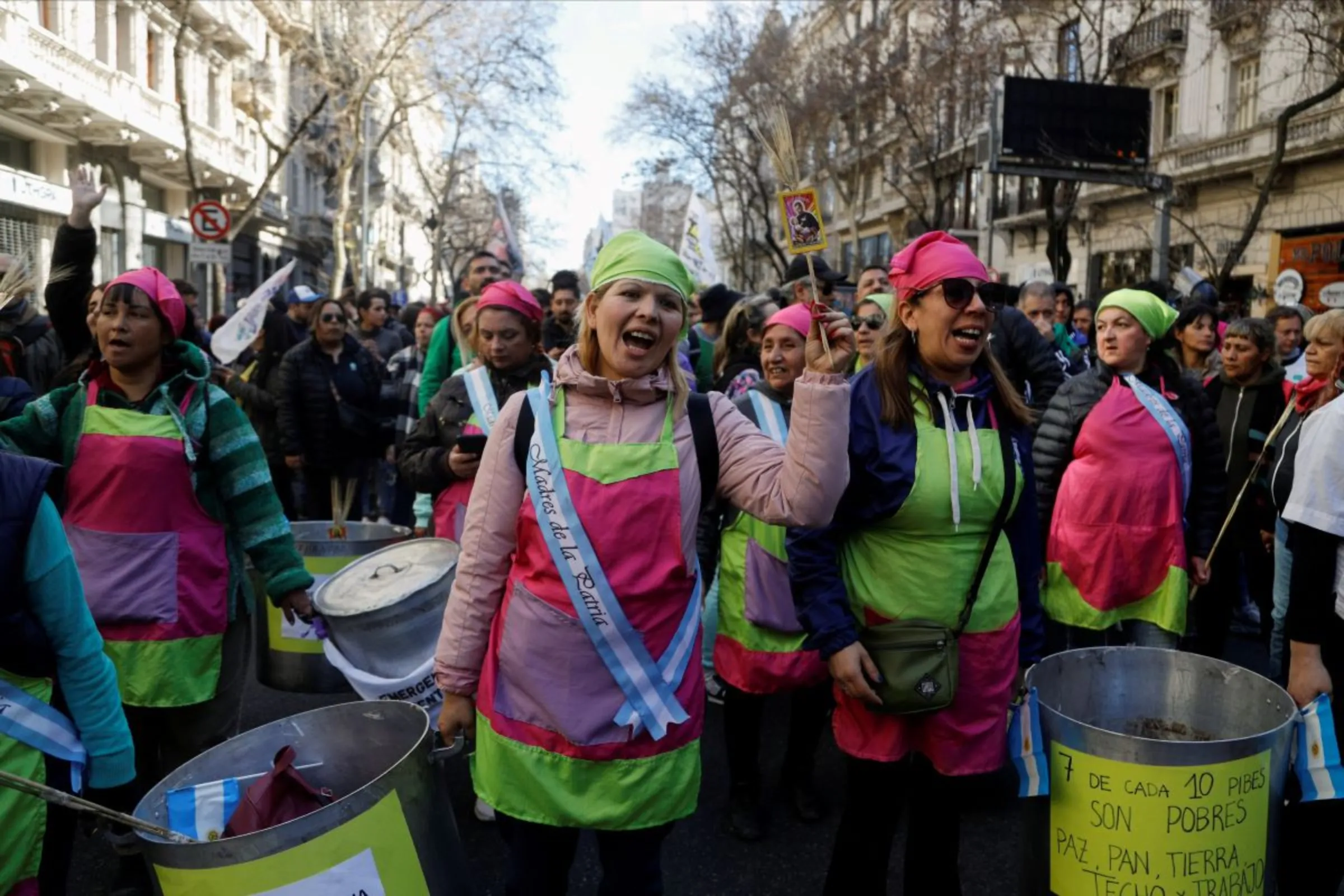 Demonstrators hold empty cauldrons during a march against the government of Argentina’s President Javier Milei on St. Cajetan’s Day, the patron saint of the unemployed, in Buenos Aires, Argentina August 7, 2024. REUTERS/Cristina Sille