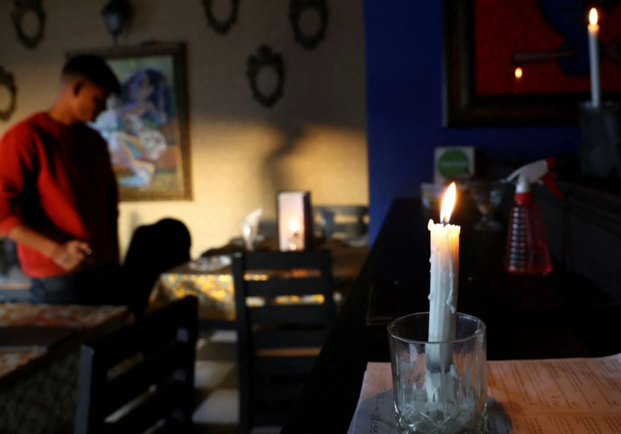 A restaurant uses candles due to South Africa's struggling power utility Eskom regular power cuts - called 'load-shedding' - because of ageing coal-fired power stations, in Cape Town, South Africa, September 20, 2022. REUTERS/Esa Alexander