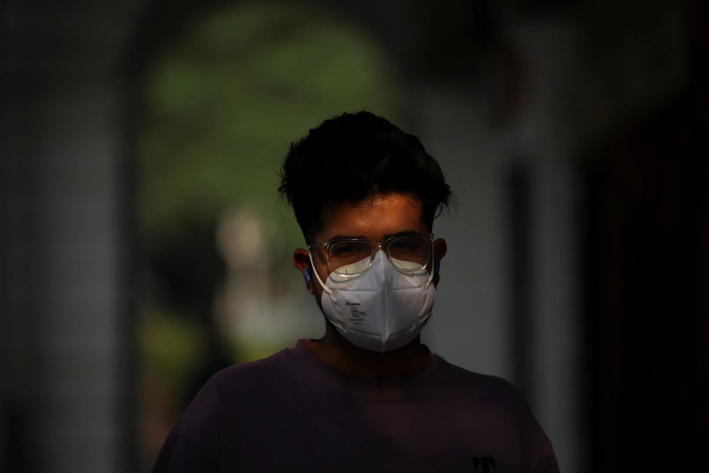 A man walks with a face mask on a smoggy morning after the air quality dipped, partly due to the use of firecrackers during Diwali in New Delhi, India, October 23, 2025. REUTERS/Anushree Fadnavis