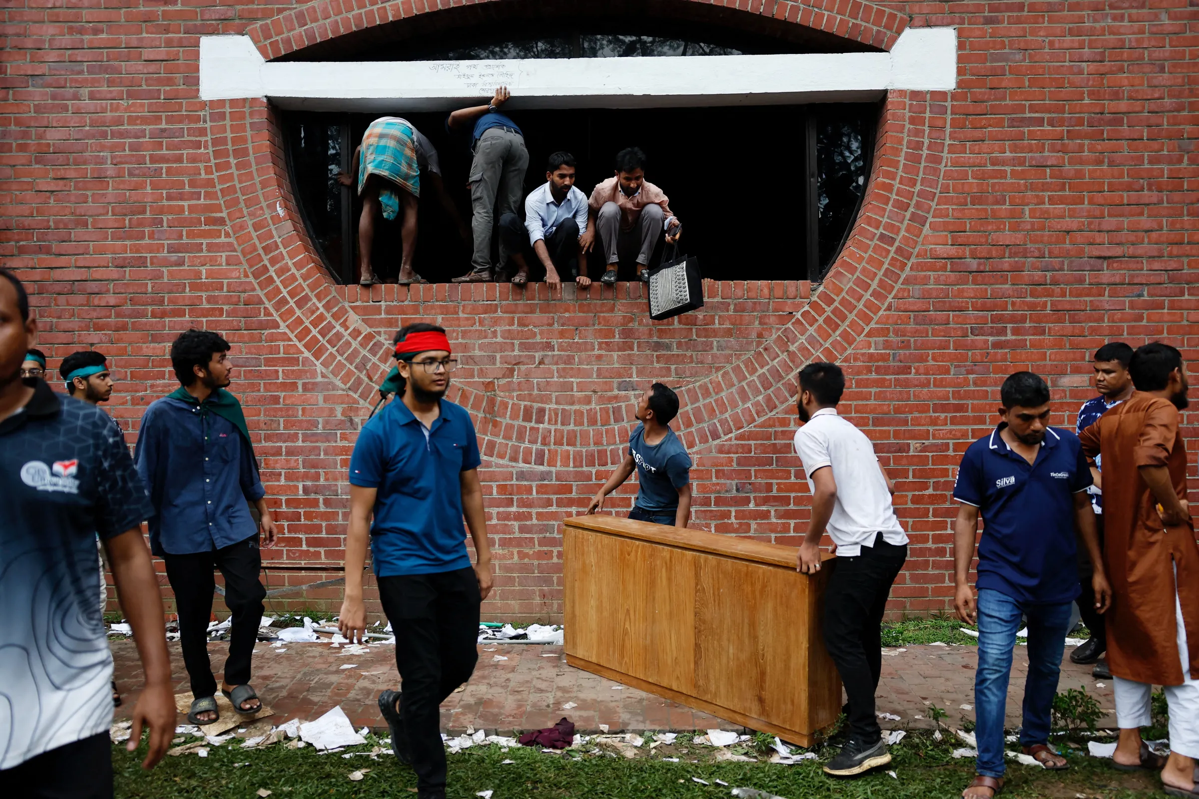 People carry furniture and other items from the Ganabhaban, the Prime Minister's residence, after the resignation of Prime Minister Sheikh Hasina in Dhaka, Bangladesh, August 5, 2024. REUTERS/Mohammad Ponir Hossain