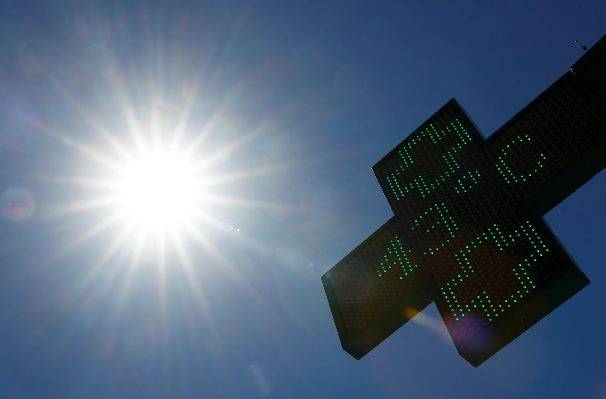 A pharmacy sign in Nantes shows the temperature as a heat wave hits France, July 13, 2022. REUTERS/Stephane Mahe