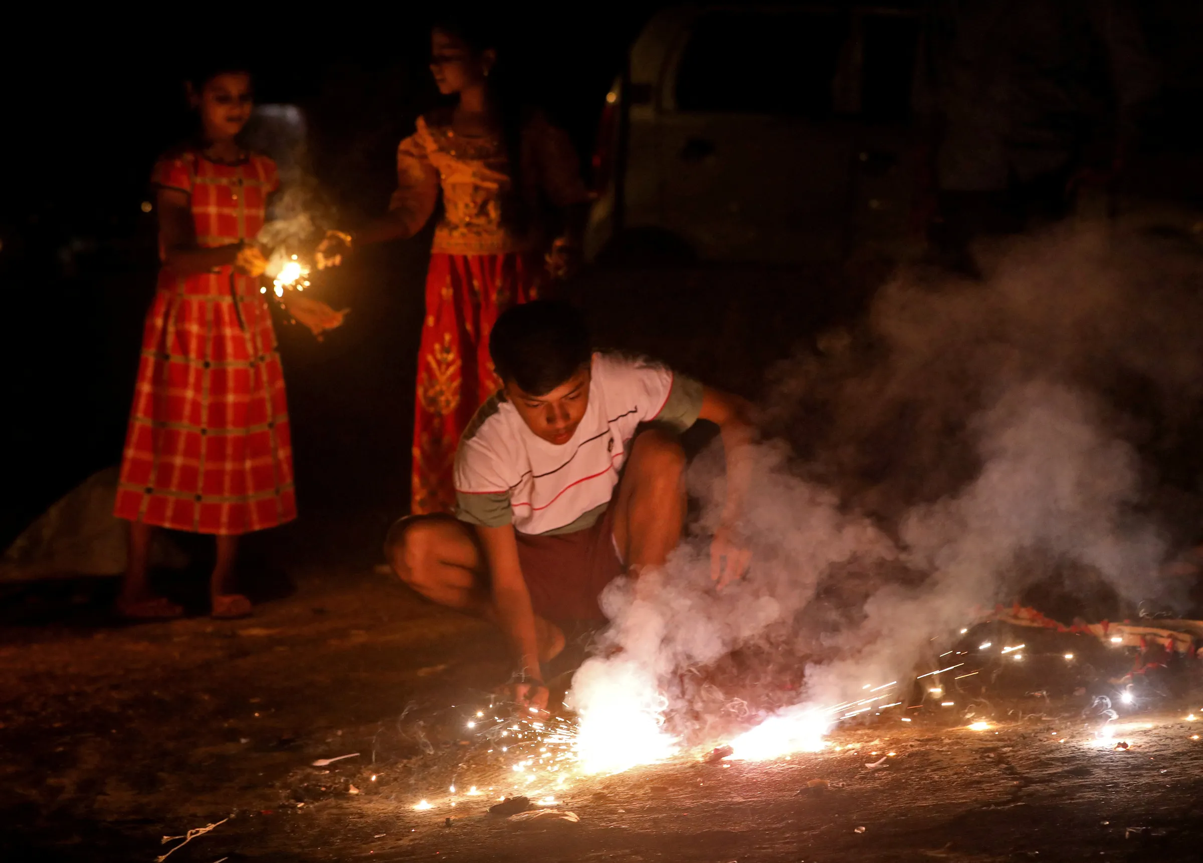 People light fireworks to celebrate Diwali, the Hindu festival of lights, in Mumbai, India, October 24, 2022. REUTERS/Niharika Kulkarni