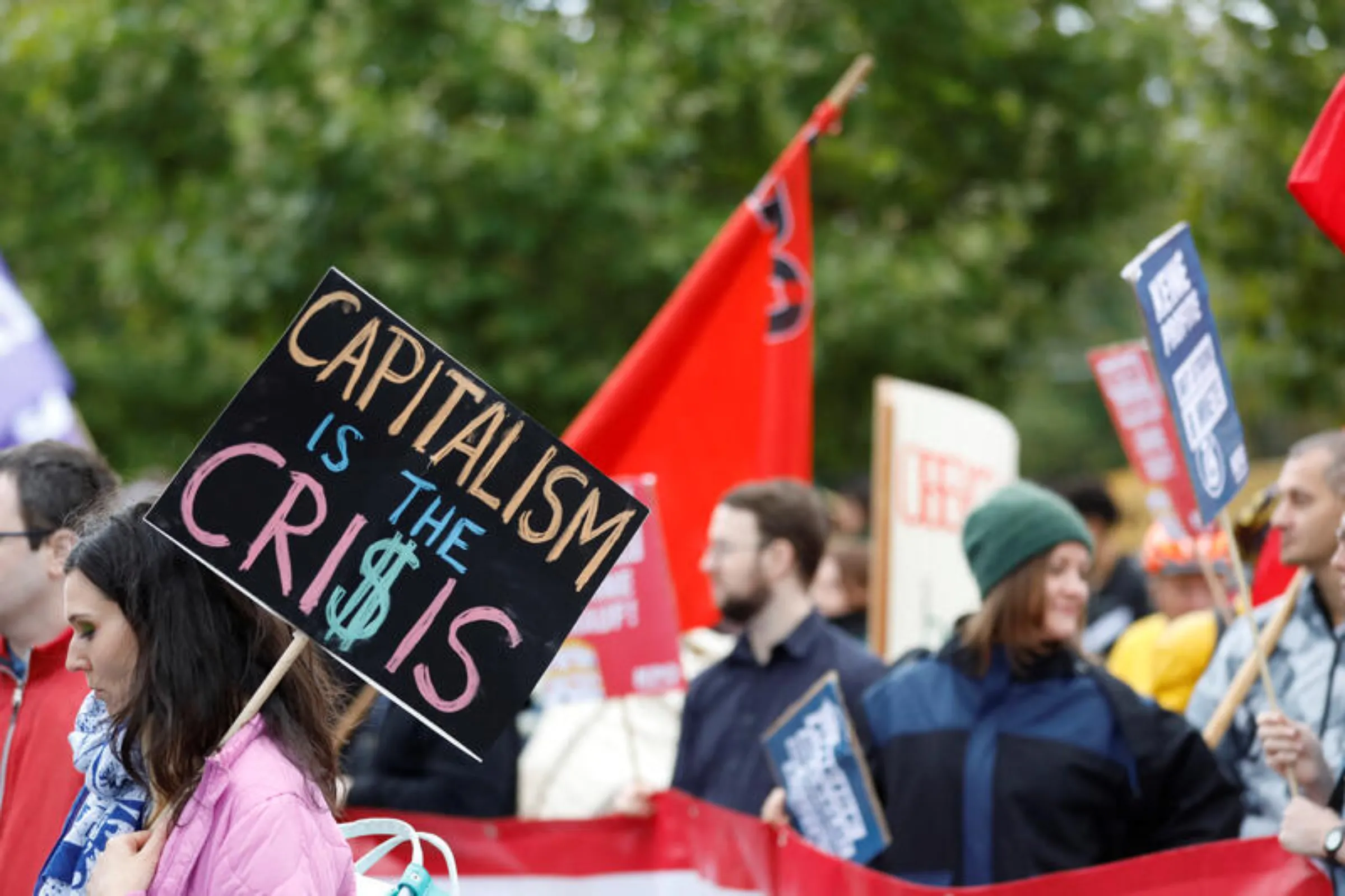 Demonstrators hold banners in a trade union (OeGB) organised protest against surging energy prices and increased living costs in Vienna, Austria, September 17, 2022. REUTERS/Lisa Leutner 