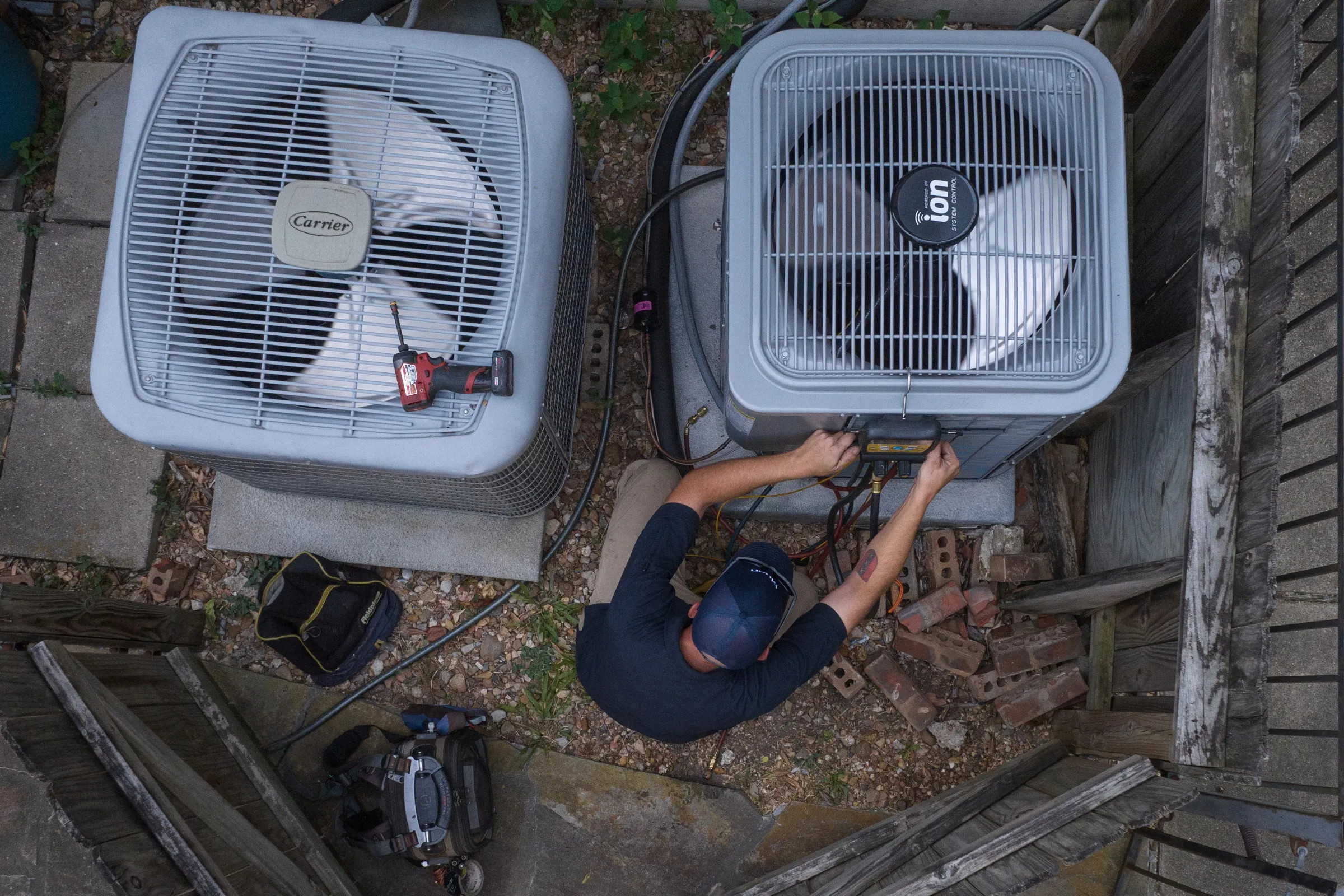 A technician tests the refrigerant levels in an air conditioning unit during a heat wave in Houston, Texas, U.S., August 24, 2023. REUTERS/Adrees Latif