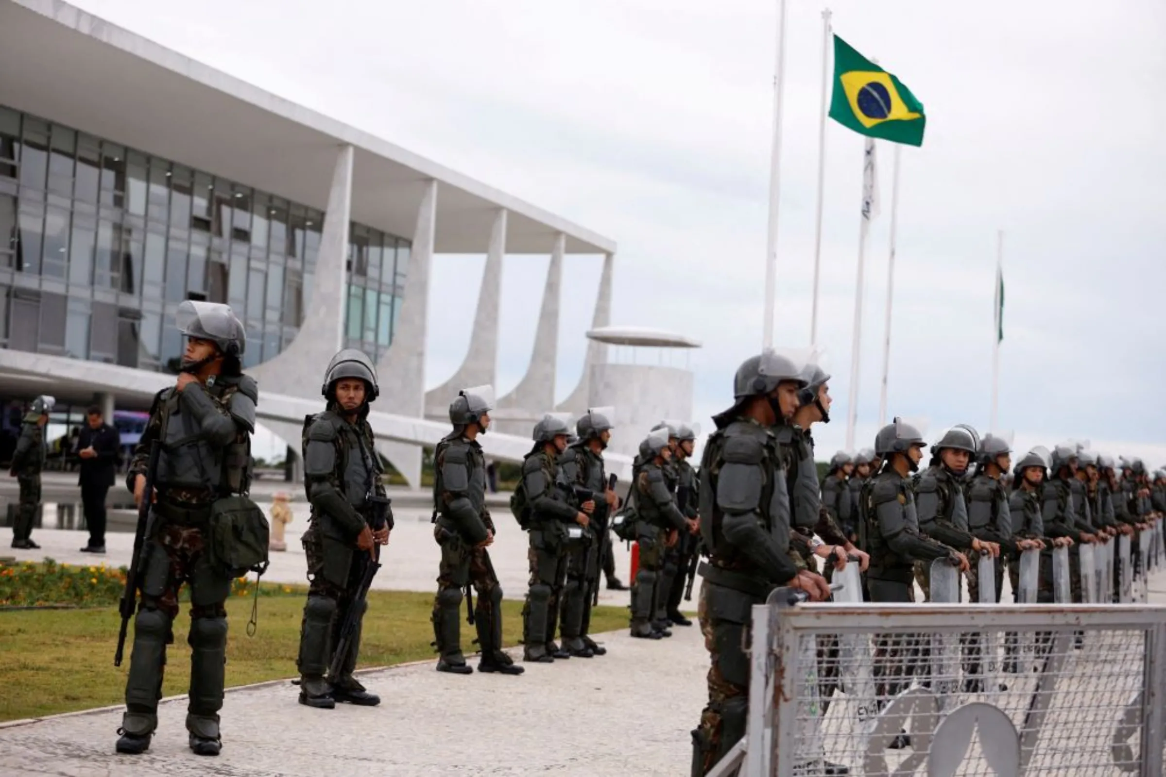 Army officers stand guard outside the Planalto Palace, in Brasilia, Brazil January 11, 2023. REUTERS/Amanda Perobelli