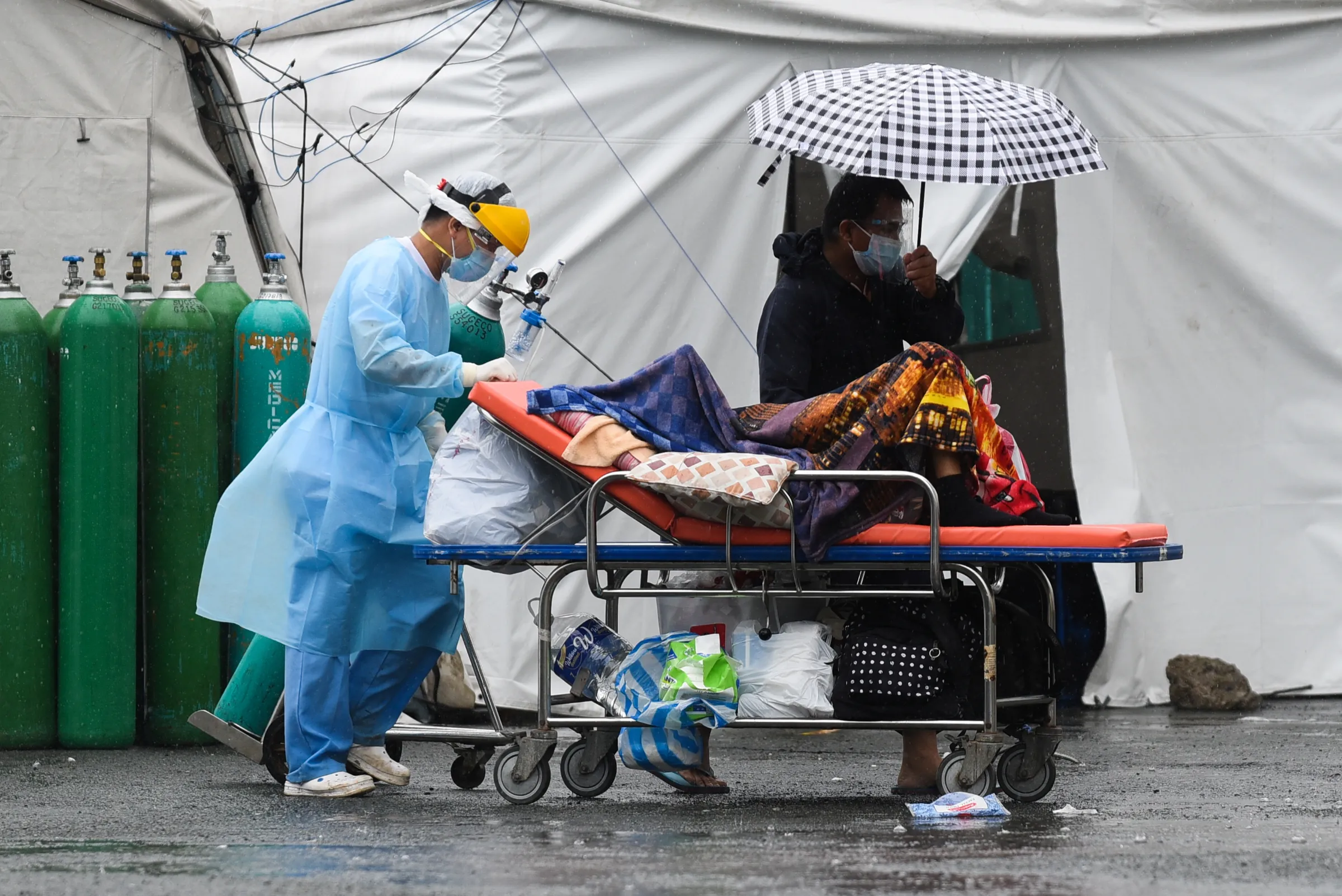 A health worker wearing personal protective equipment (PPE) as protection against the coronarivus disease (COVID-19) transports a suspected COVID-19 patient, at Sta. Ana Hospital, in Manila, Philippines, September 8, 2021. REUTERS/Lisa Marie David