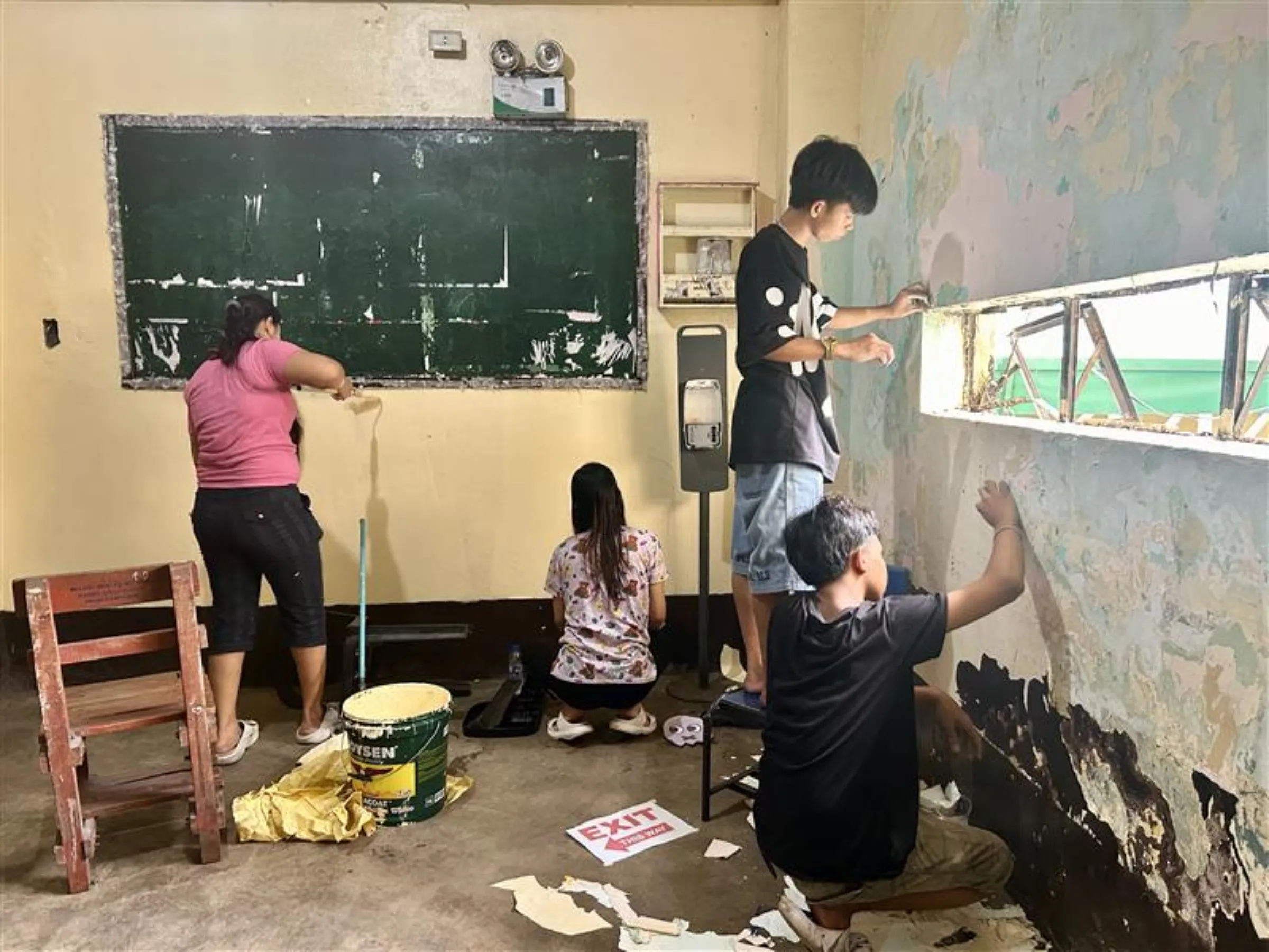 Parents, teachers and students volunteer to clean and repair classrooms a week before schools open in this school in Caloocan City, Philippines. June 13, 2025. Thomson Reuters Foundation/Mariejo Ramos