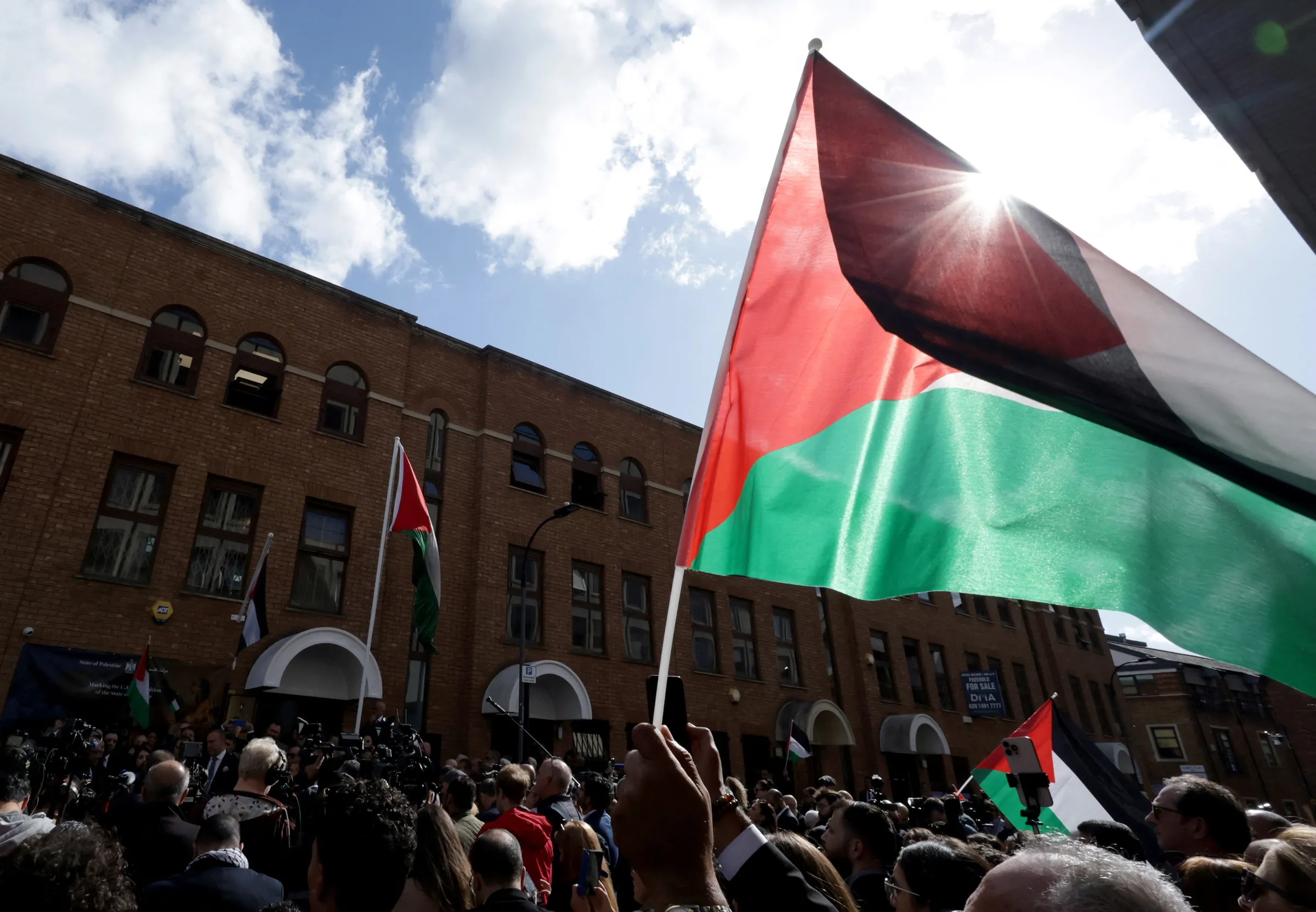 Supporters wave Palestinian flags during a ceremony at the headquarters of the Palestinian Mission to the United Kingdom after Britain announced on Sunday its recognition of a Palestinian state, London, Britain, September 22, 2025. REUTERS/Toby Melville